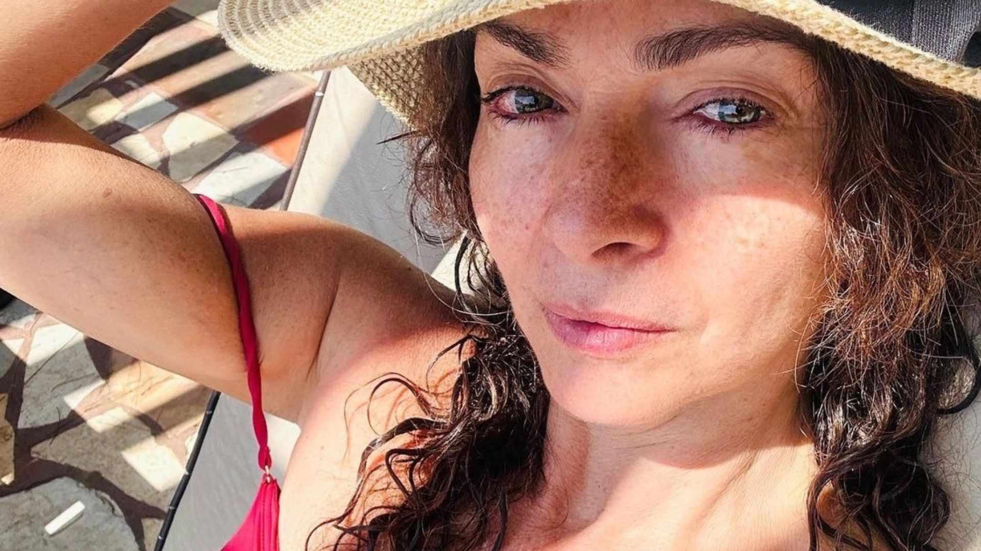 Tomando sol, Claudia Ohana ostenta beleza natural impressionante: ”Linda”
