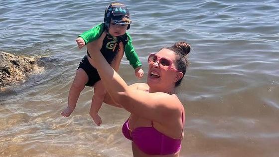 Claudia Raia aproveita dia ensolarado para curtir praia com o caçula, Luca