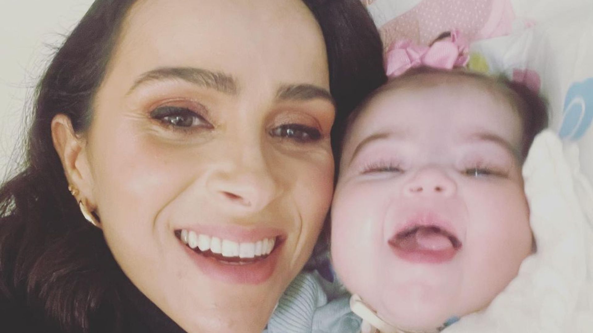 Com filha na UTI, Leticia Cazarré rebate críticas por continuar a trabalhar: “Absurdo”