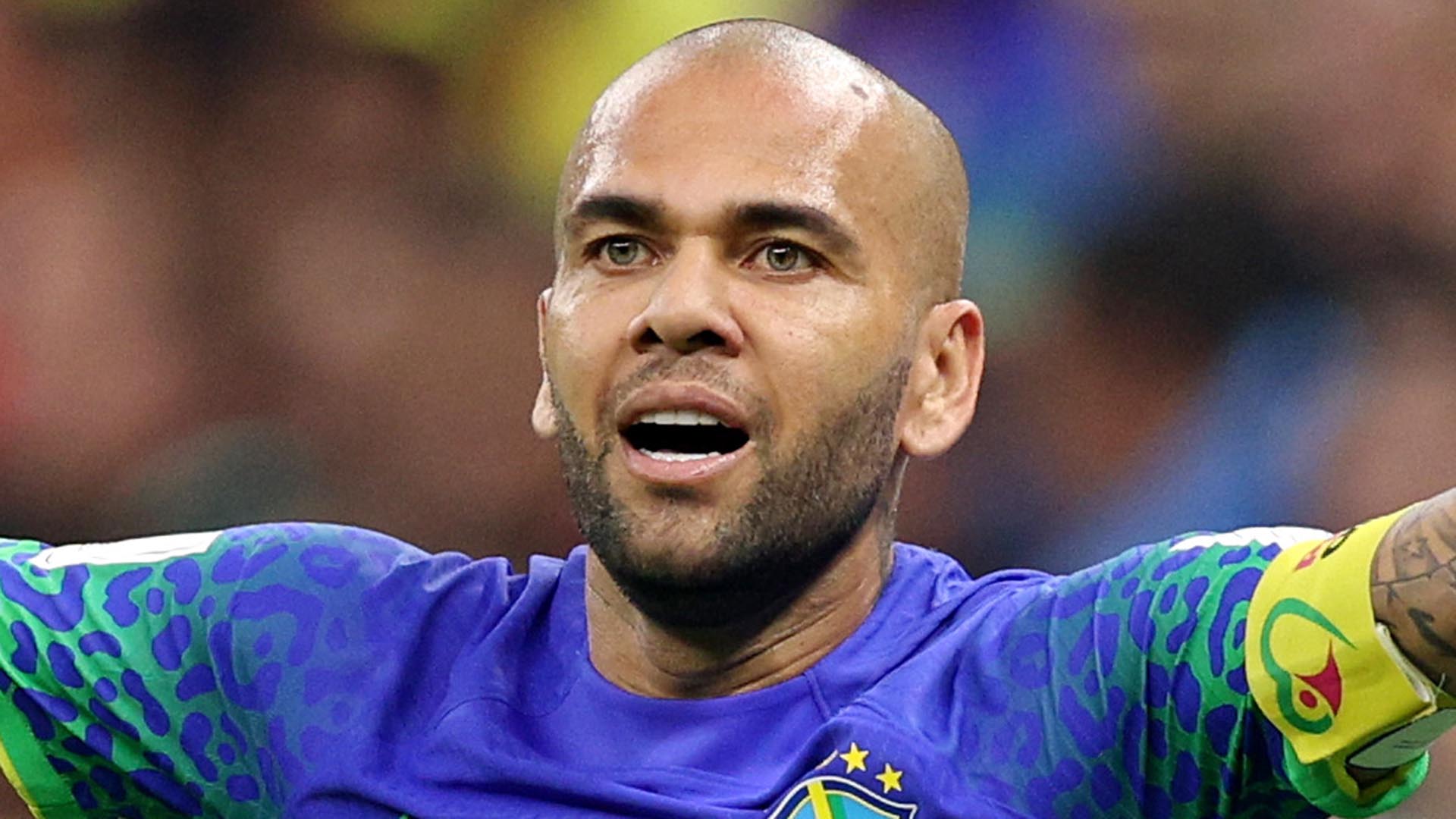 Após condenação, estátua de Daniel Alves é danificada em cidade natal do jogador