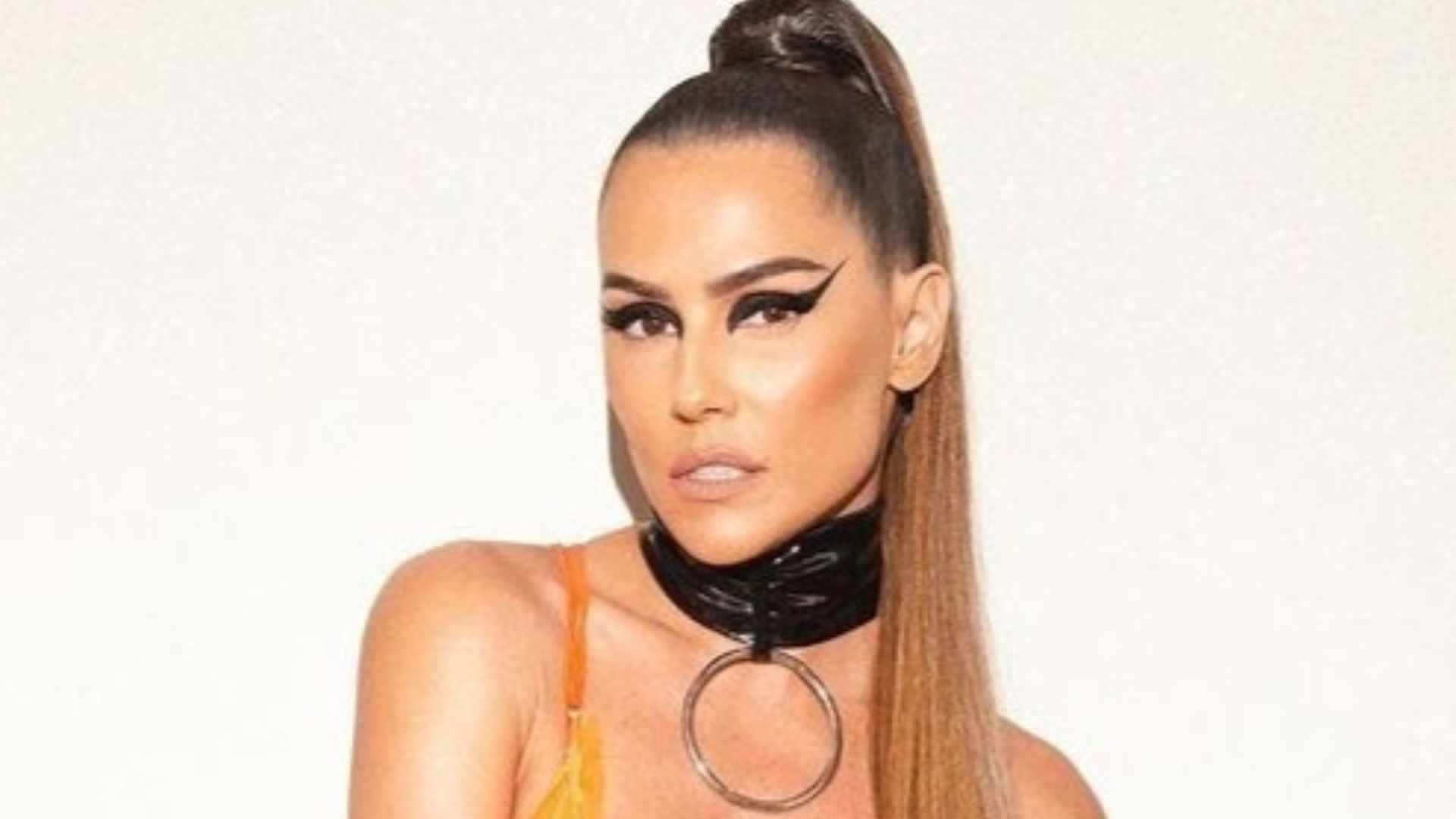 De camisola? Deborah Secco causa com look diferenciado: ”Deusa”