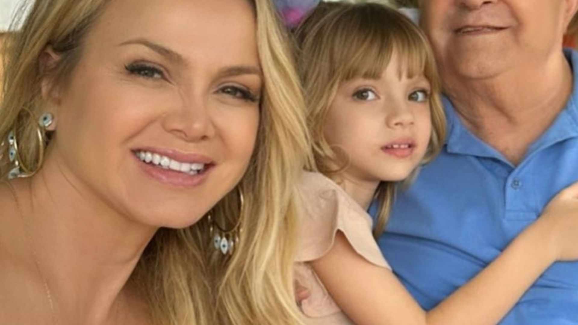 Com a filha, Eliana protagoniza foto rara com o pai e a irmã: ”Lindos”