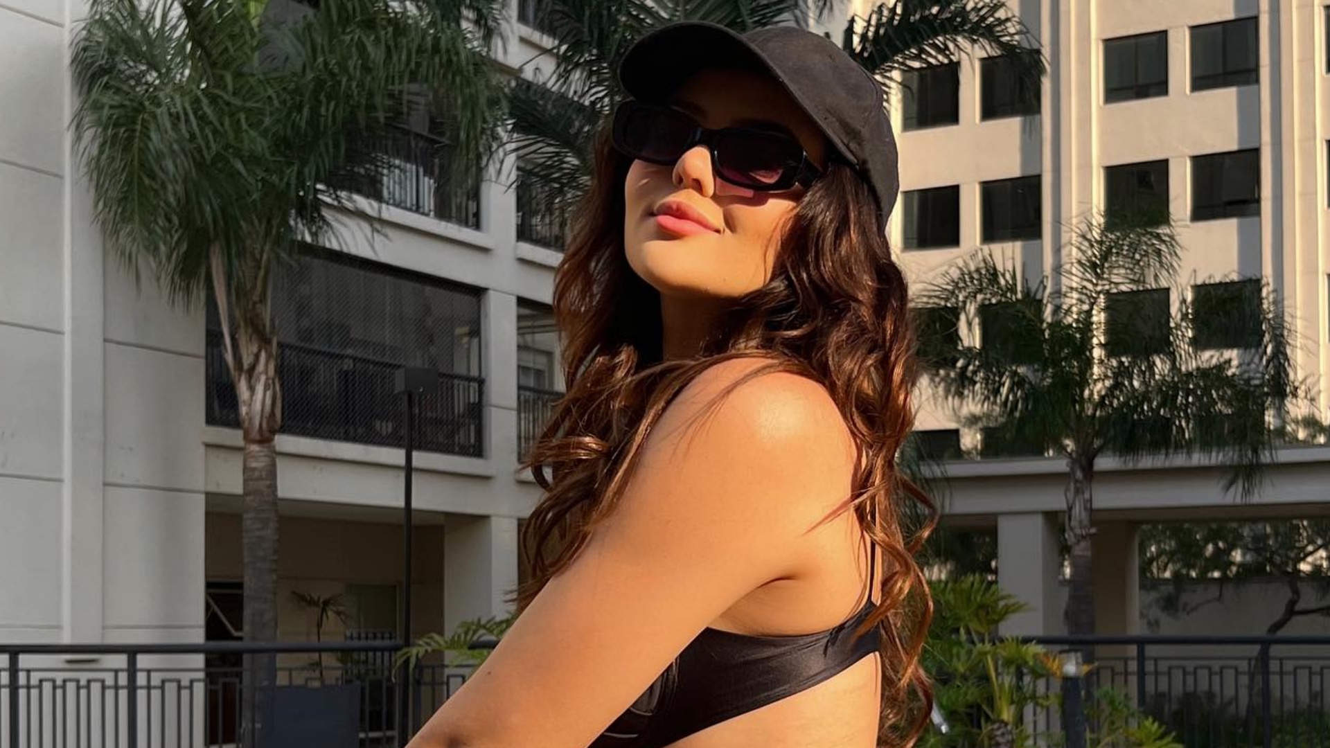 Ex-BBB Eslovênia Marques exibe curvas esculturais ao renovar o bronzeado