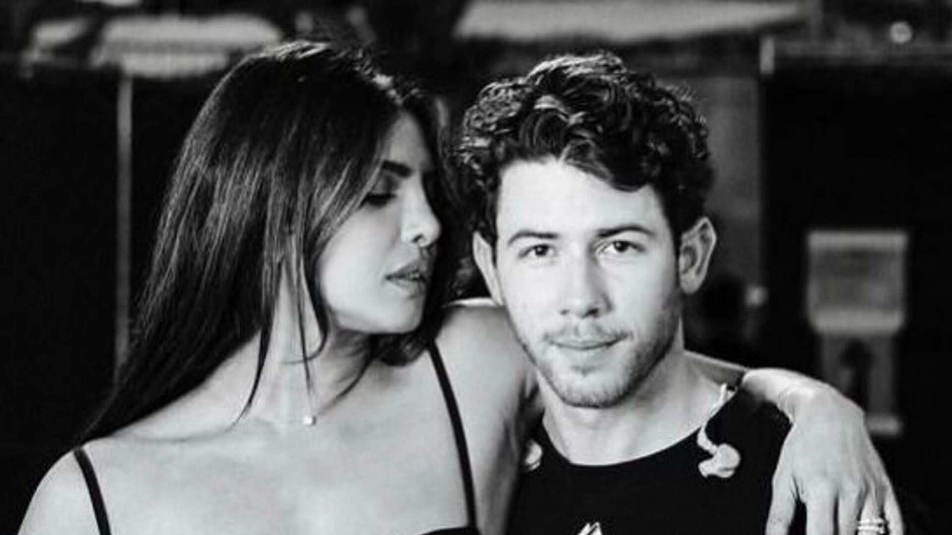 Em meio a divórcio de Joe Jonas, esposa de Nick Jonas se declara para o marido
