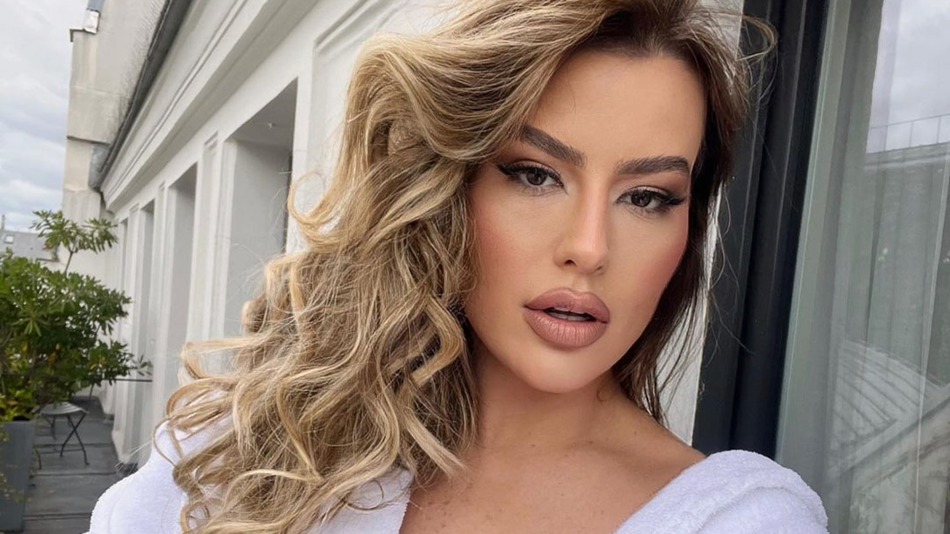 Fernanda Keulla rebate críticas por escolha da roupa para entrevistar famosos casados