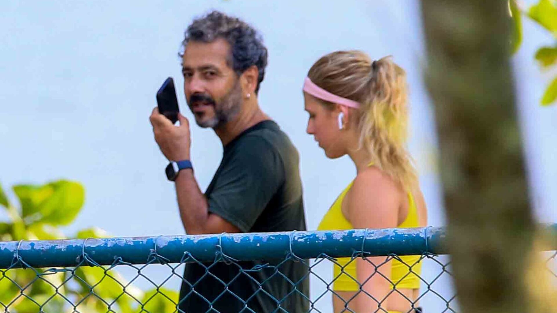 Ela cresceu! Filha de Marcos Palmeira rouba a cena ao caminhar com o ator