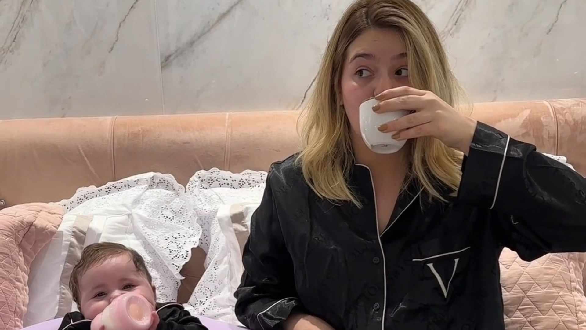 Filha de Viih Tube passa dos limites da fofura ao tomar café na cama com a mãe: ”Quem aguenta?”