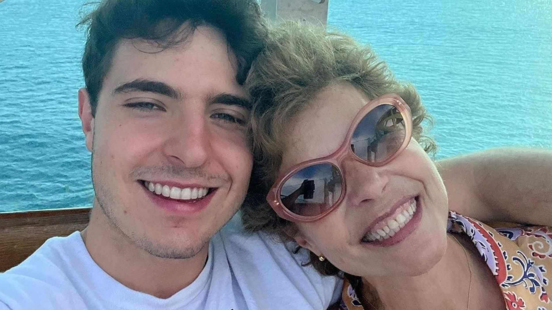 Filho de Gugu mostra viagem com a mãe e as irmãs: ”Em família”
