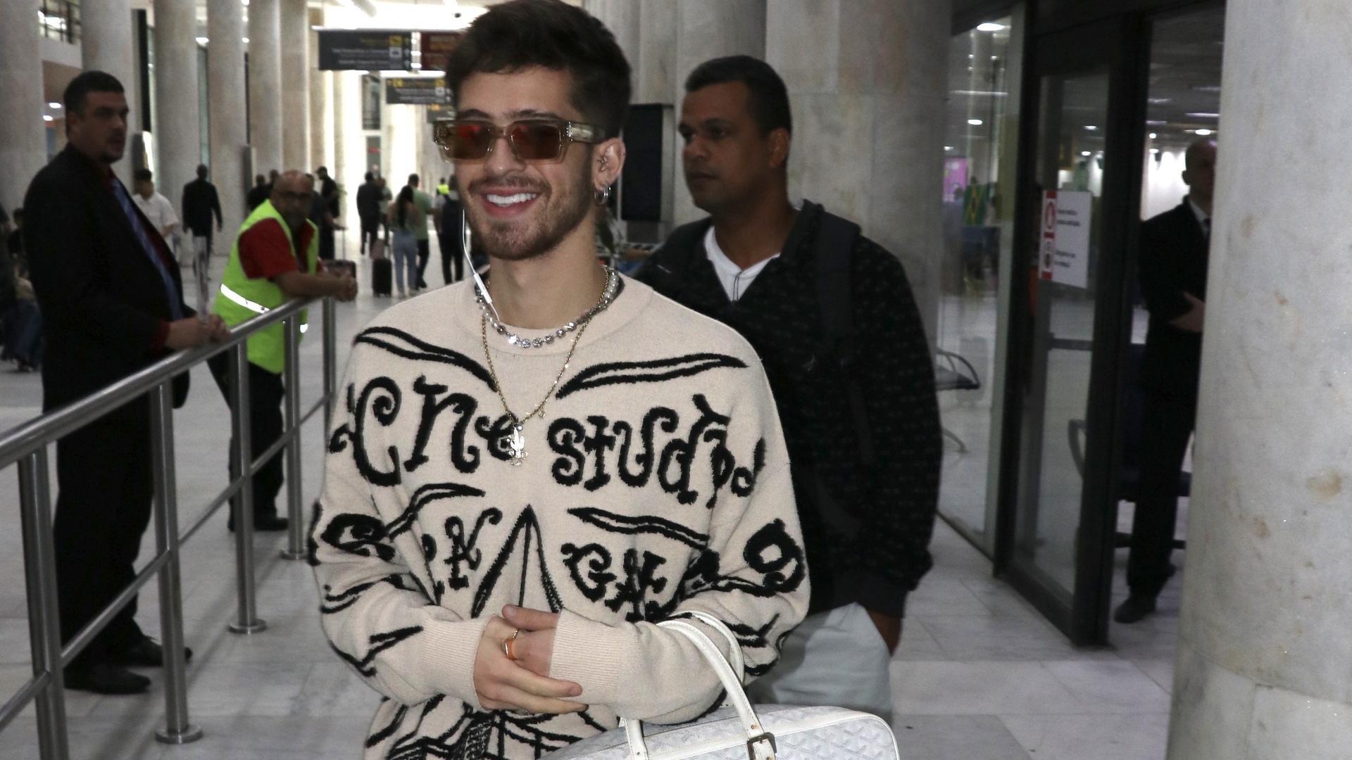 Com bolsa no braço, João Guilherme esbanja estilo em aeroporto