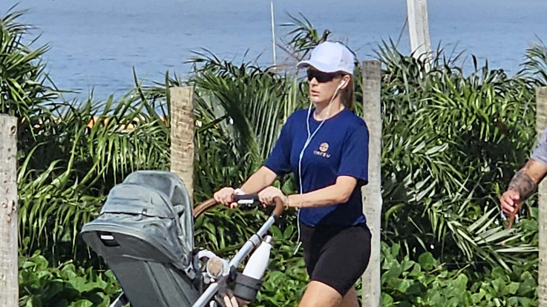 Fiorella Mattheis curte passeio com o filho na orla do Rio de Janeiro