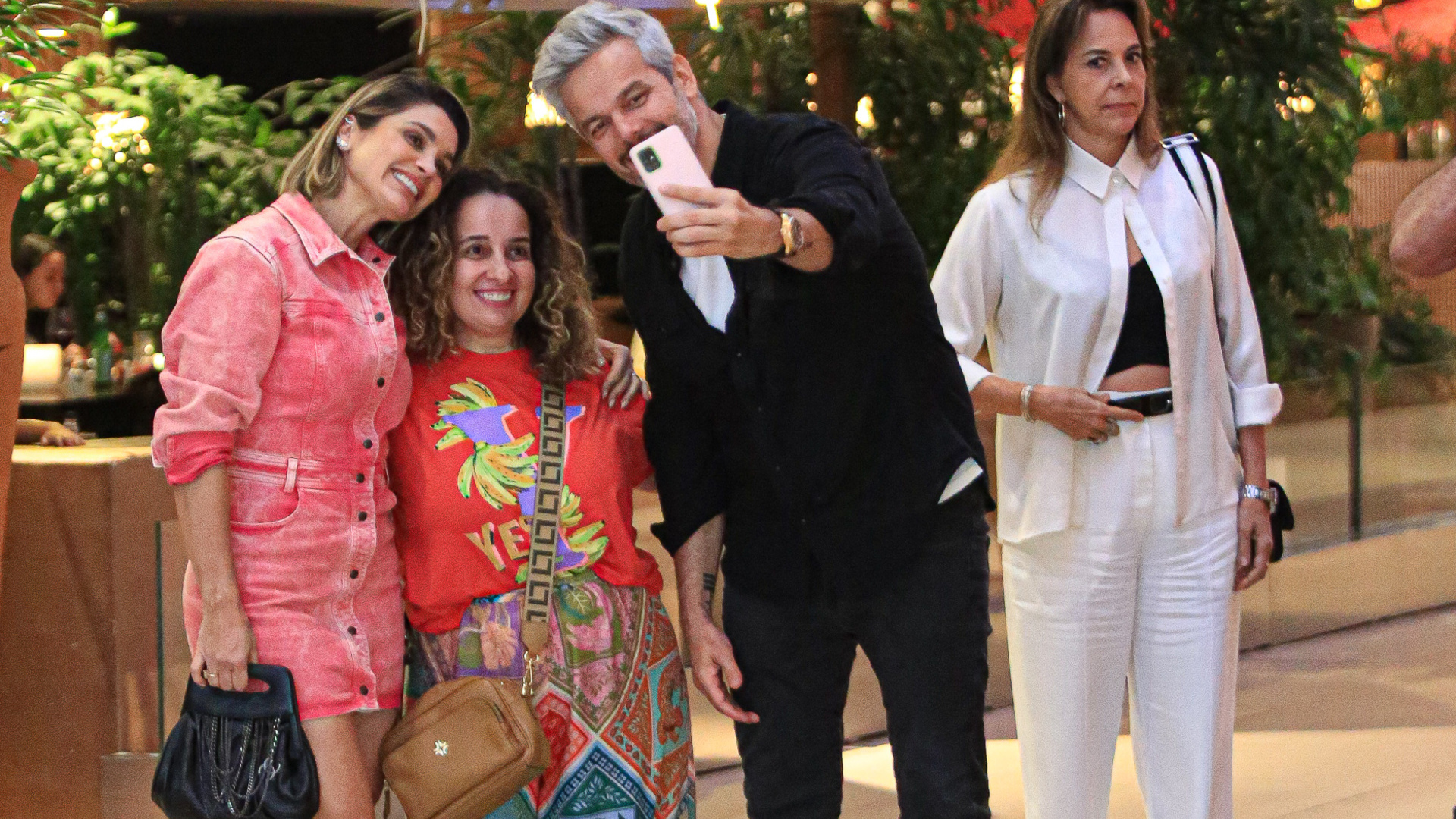 Casal popular! Flávia Alessandra e Otaviano Costa causam em shopping
