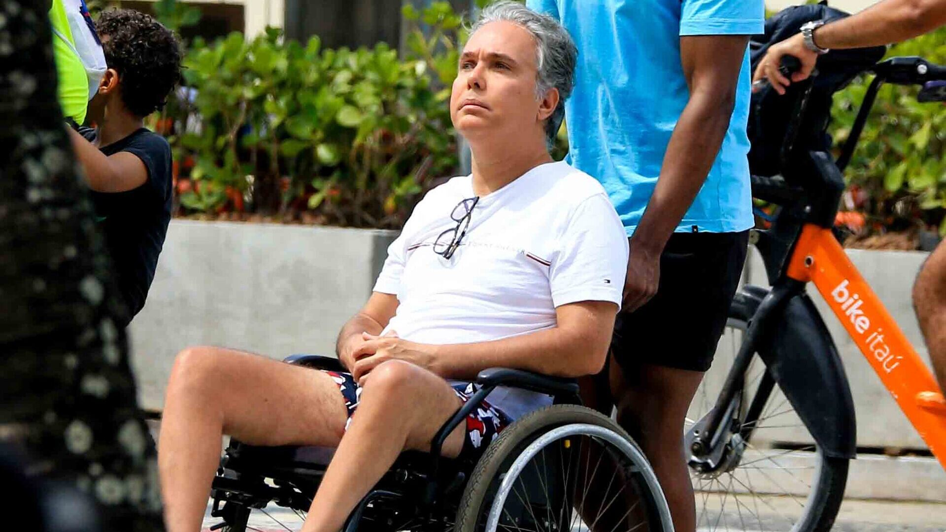 Flavio Silvino é fotografado em passeio na orla do Rio de Janeiro