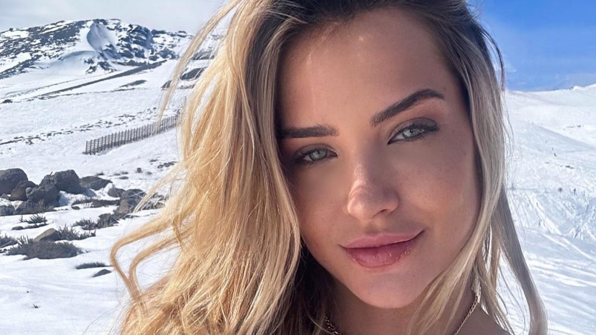 Gabi Martins divide opiniões da web ao mostrar fotos ousadas na neve: ‘Fica assim na praia’