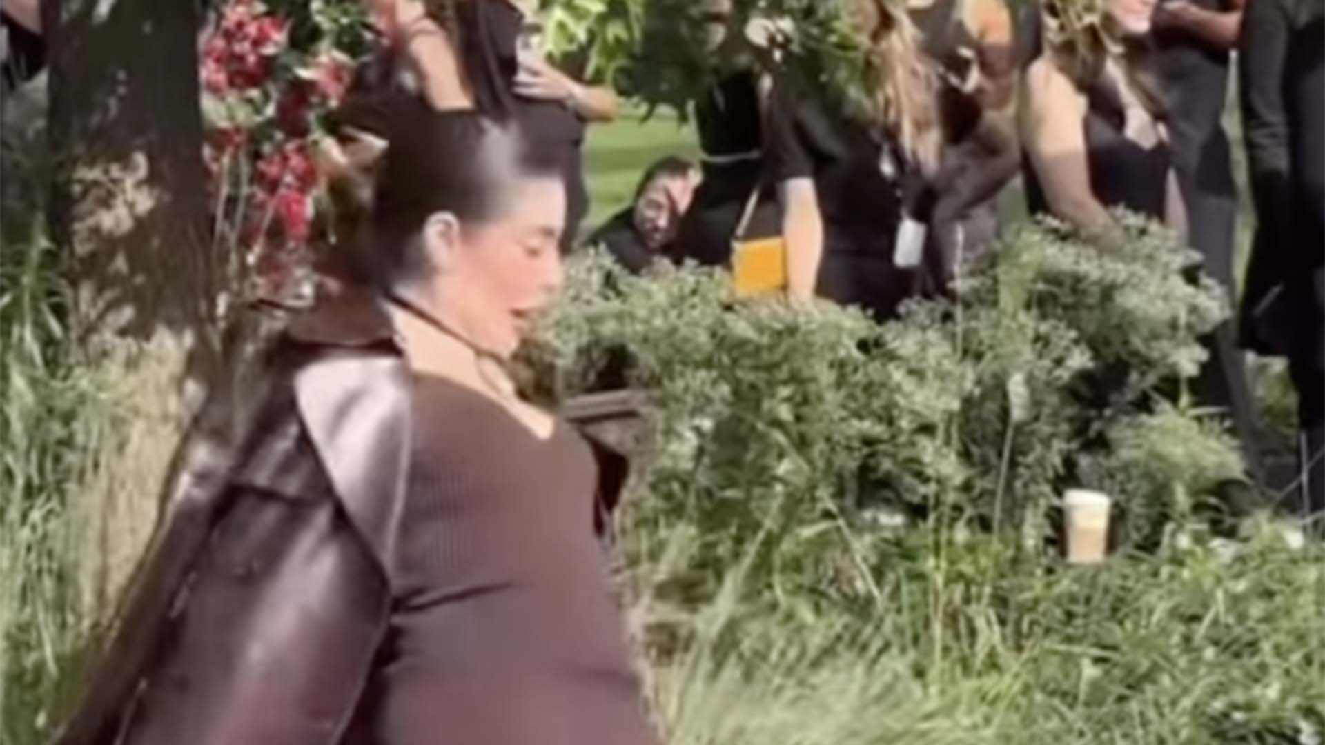 Gkay leva tombo durante fotos na Semana de Moda de Nova York