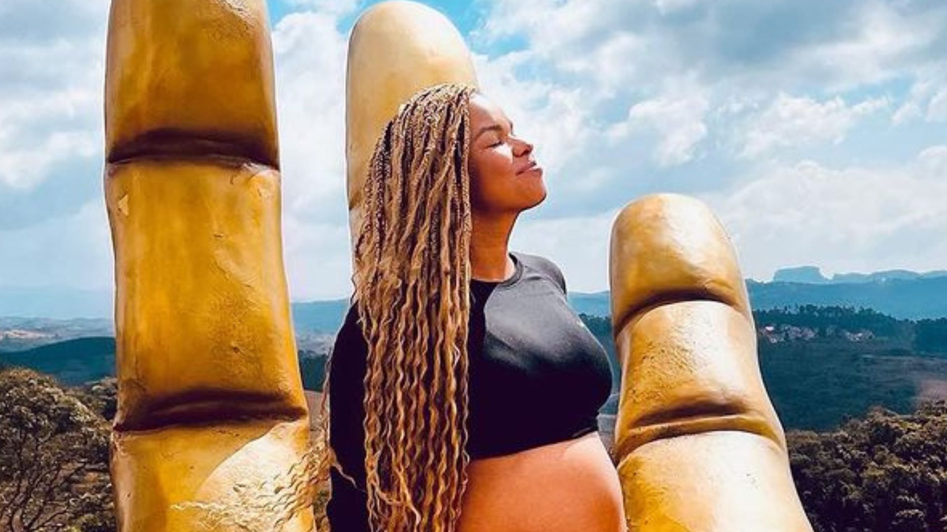 Grávida, Jeniffer Nascimento exibe barrigão em vista de tirar o fôlego