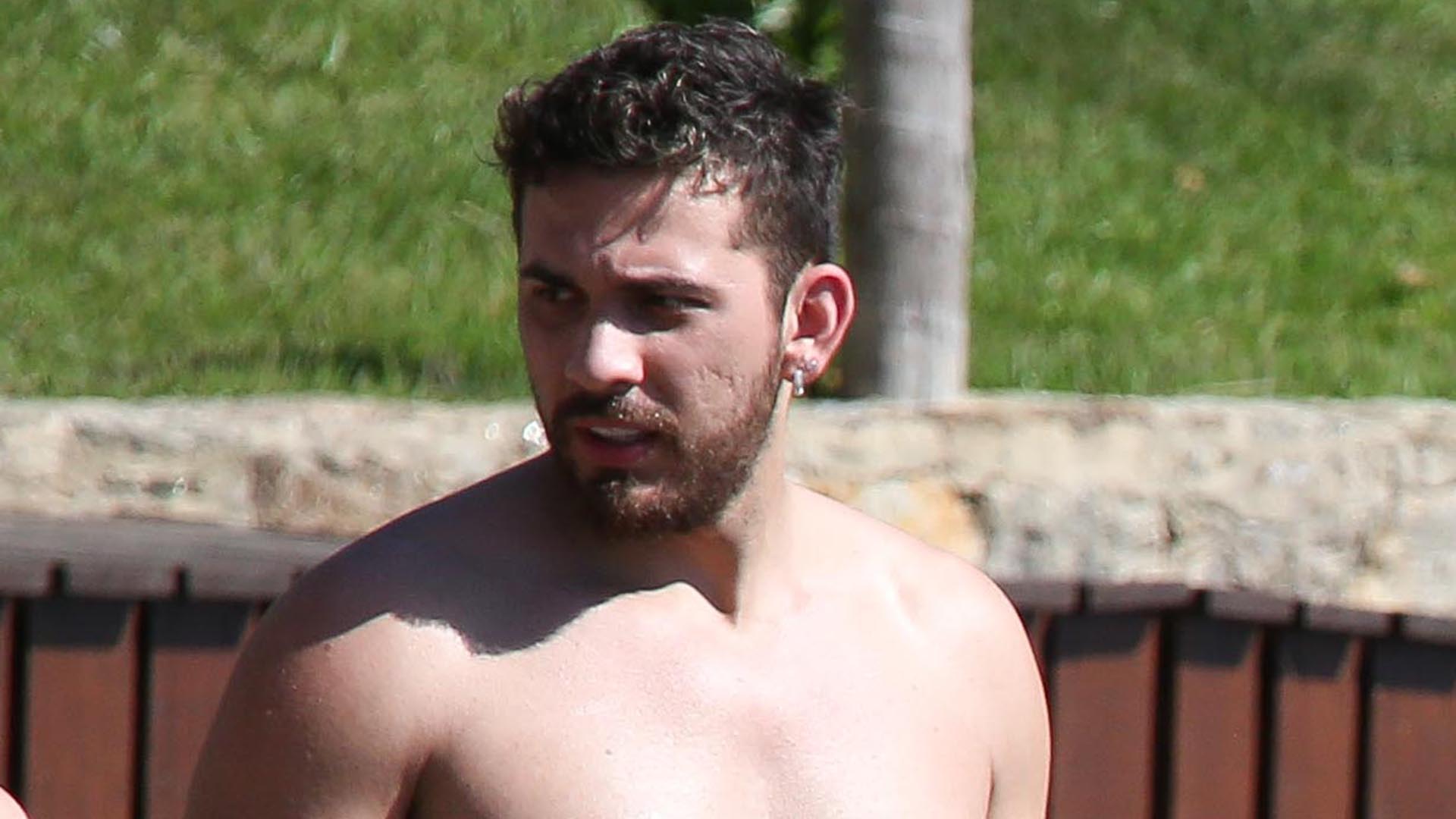Gustavo Mioto reage após ser visto em foto sem camisa: ‘Pessoas que não têm’