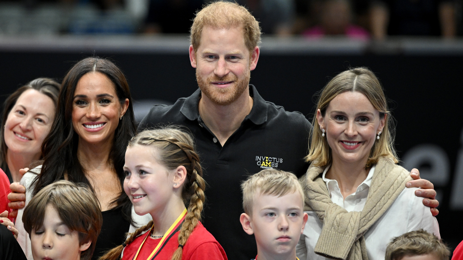 Meghan Markle surpreende ao surgir ao lado do marido Príncipe Harry em evento na Europa