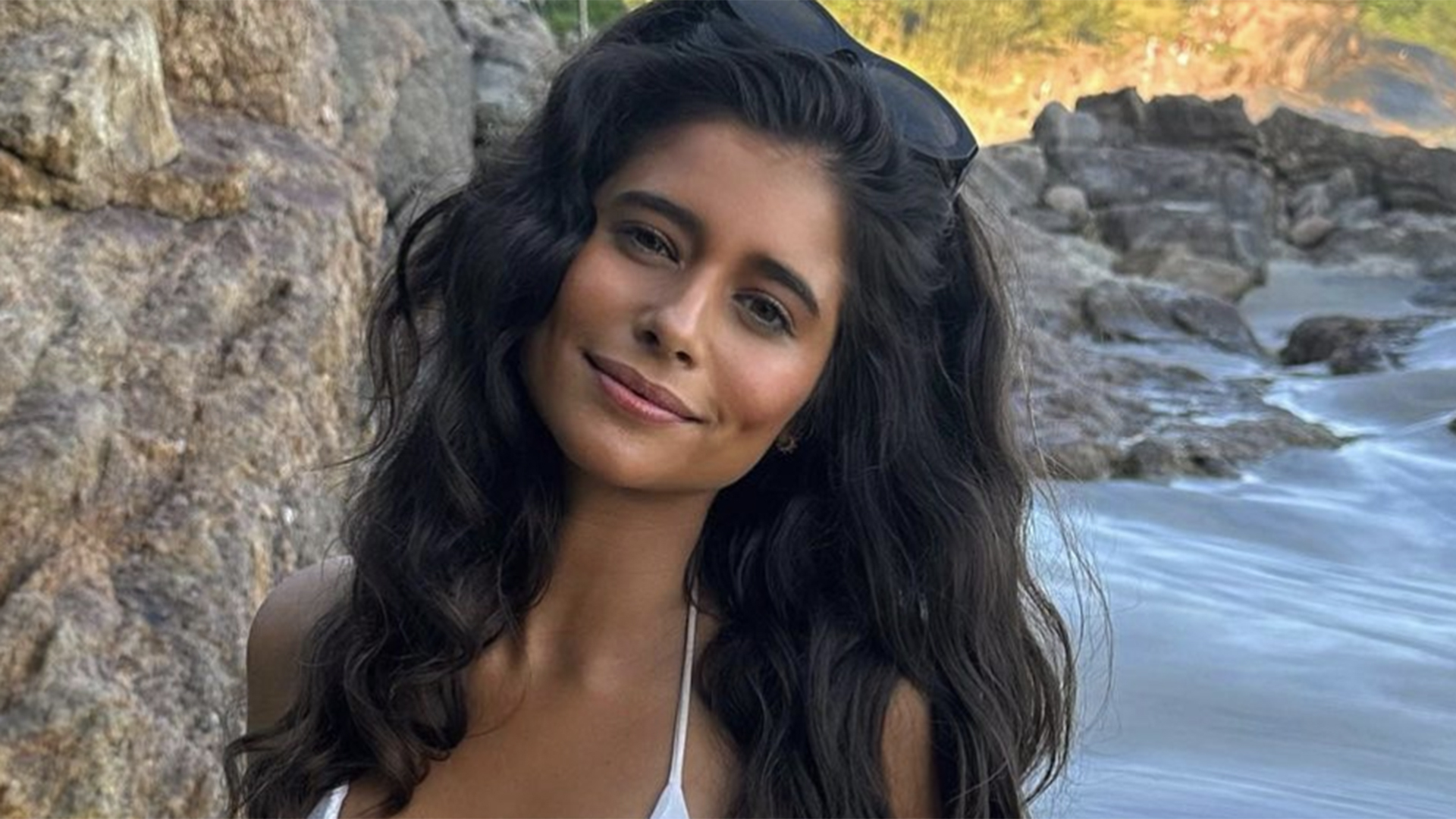 Magérrima, Isadora Cruz arrasa em look branco na praia