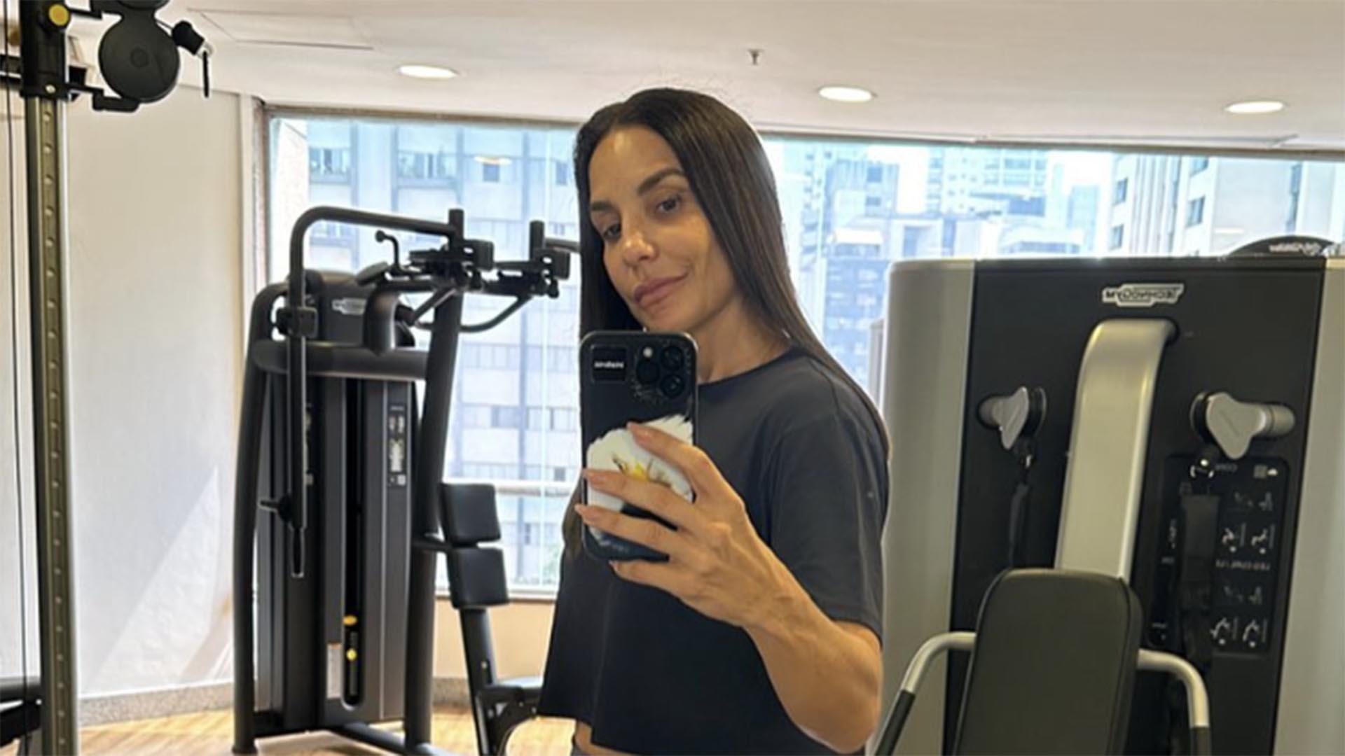 Ivete Sangalo exibe a silhueta fininha em selfie na academia