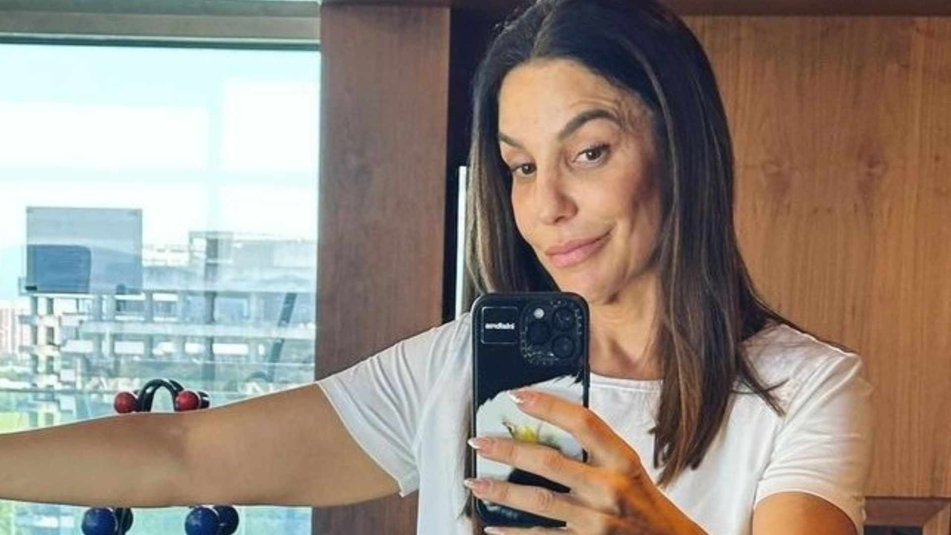 Cheia de estilo, Ivete Sangalo exibe pernões na academia: ”Toda linda”