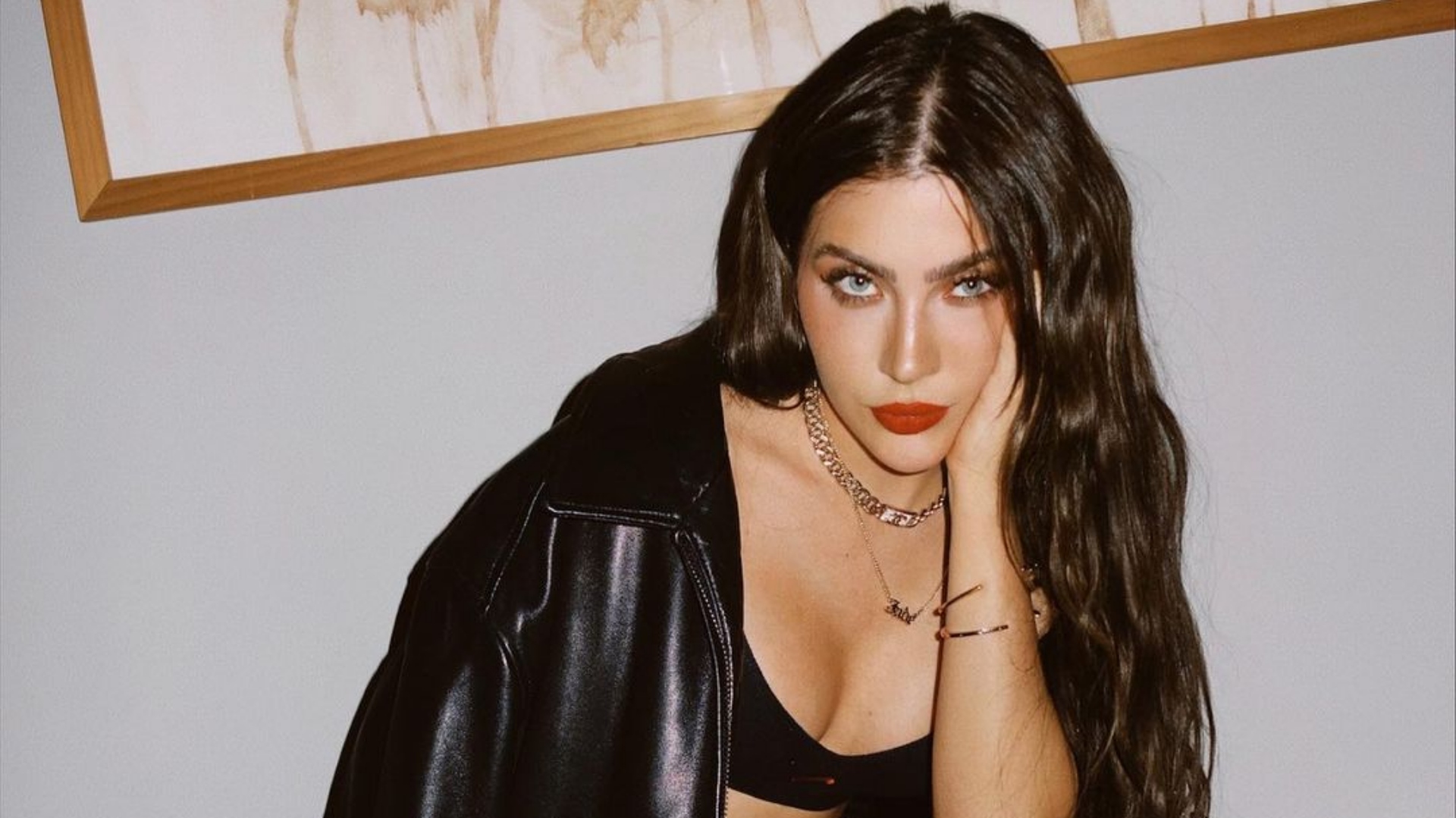 Jade Picon usa top com decote e deixa pernas à mostra em look all black: ‘Noites’