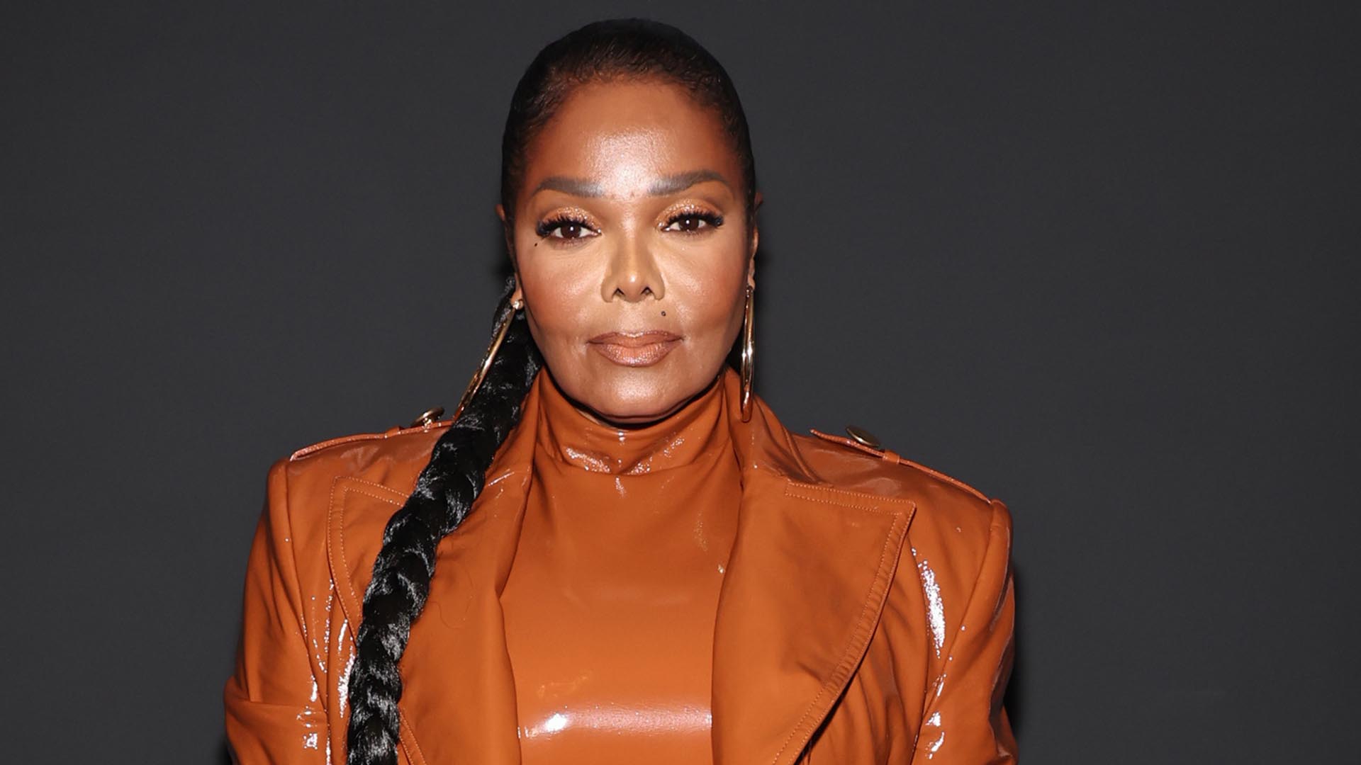 Janet Jackson aposta em look monocromático na Semana de Moda de Nova York