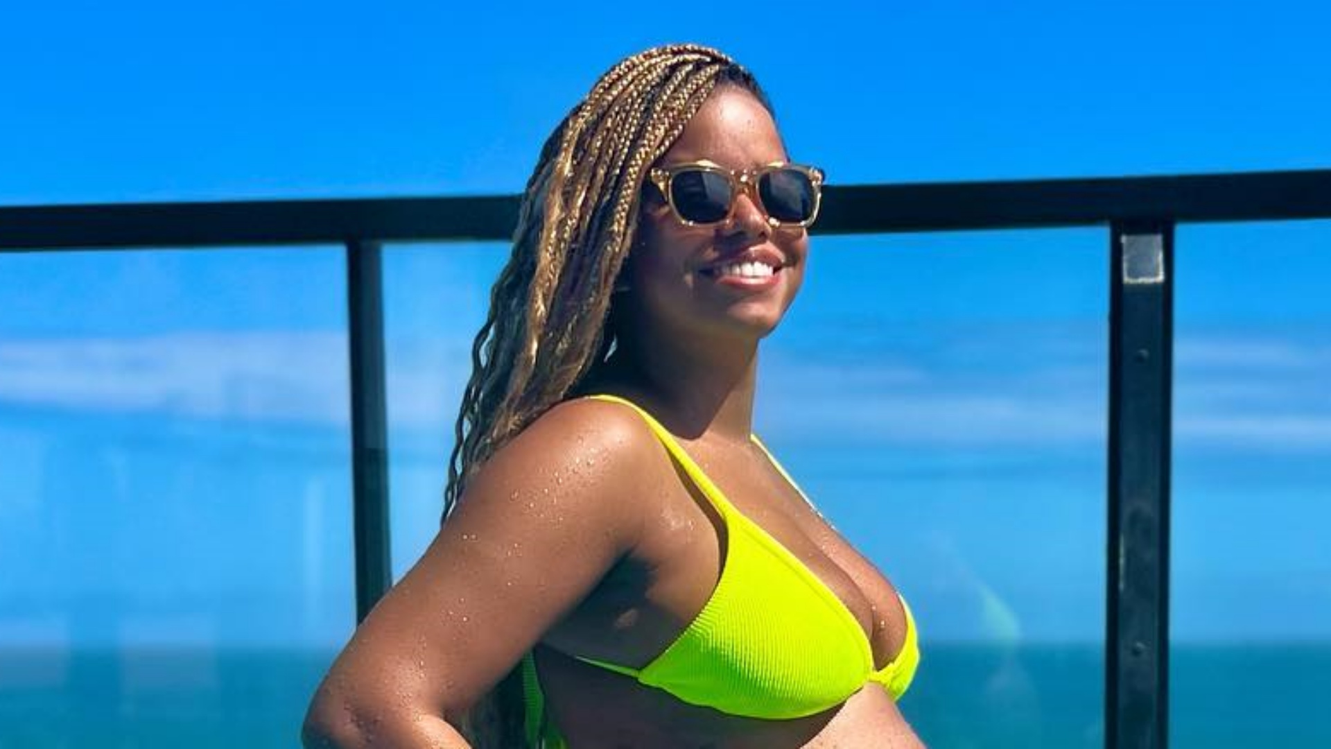 Grávida, Jeniffer Nascimento esbanja beleza ao exibir o barrigão à beira da piscina