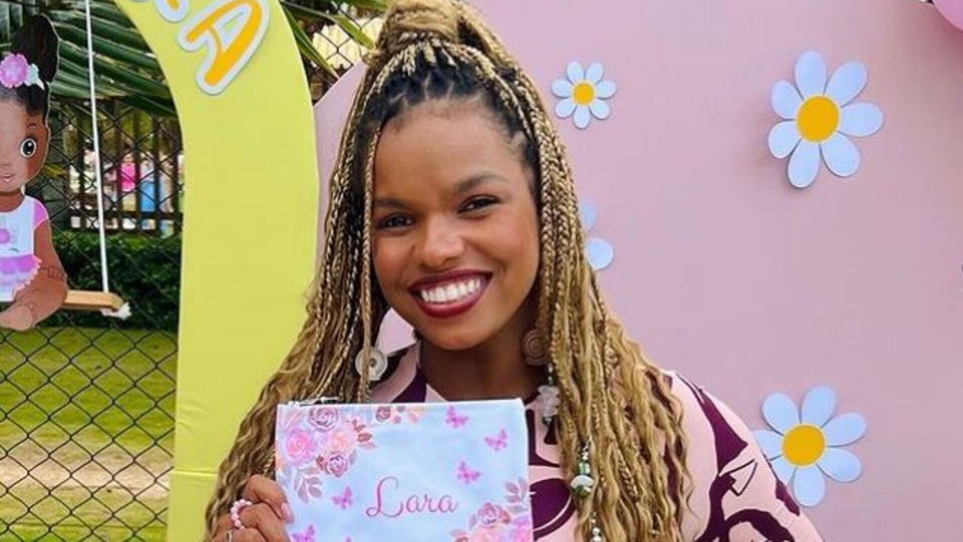 Jennifer Nascimento encanta seguidores ao compartilhar fotos de chá de bebê da filha
