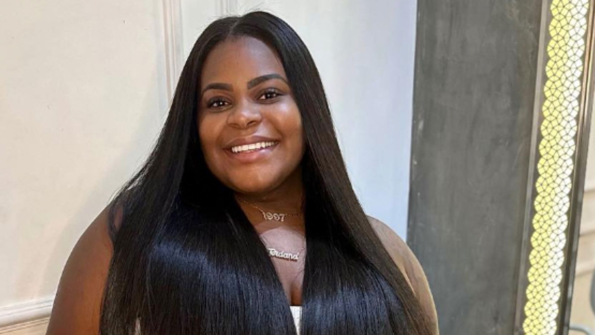 Jojo Todynho posa de vestido colado e surge sequinha após bariátrica: “Muita diferença”