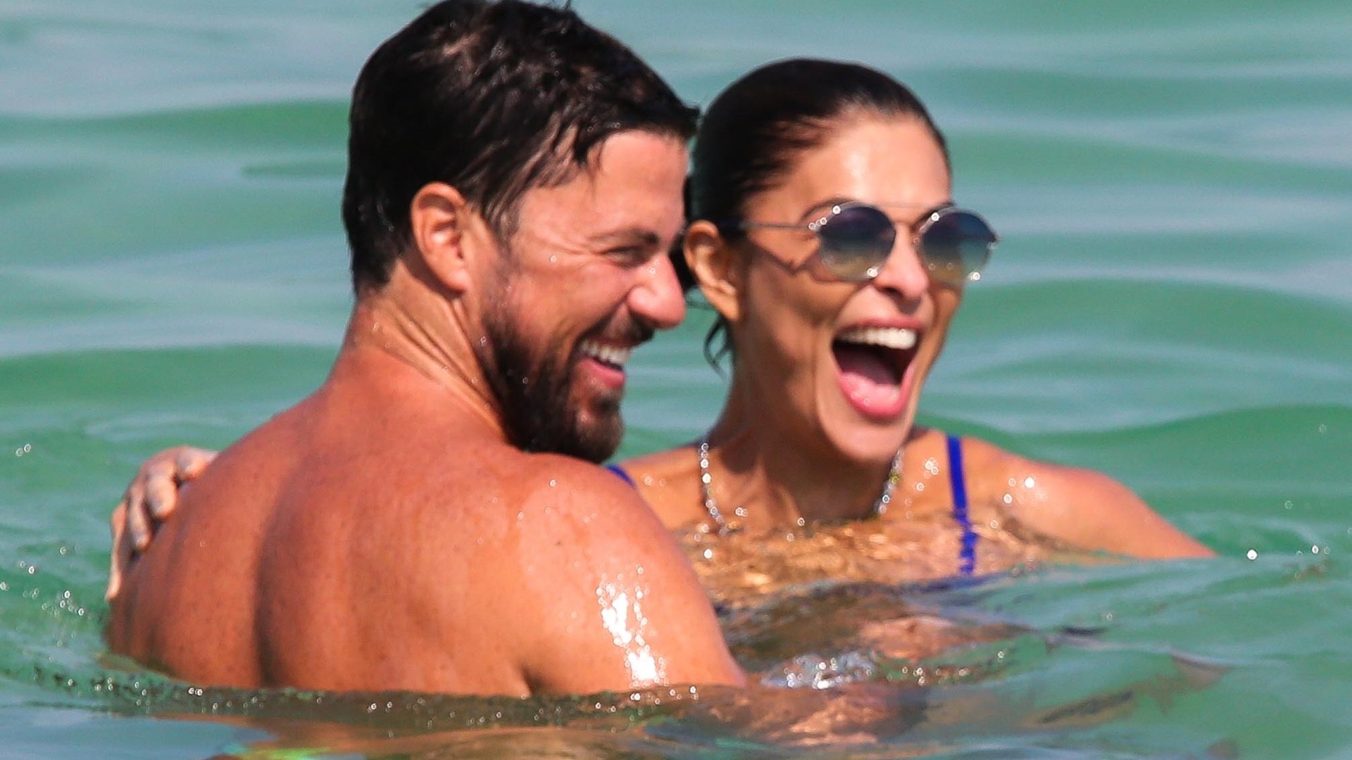 Com o marido e os filhos, Juliana Paes exibe beleza impactante na praia