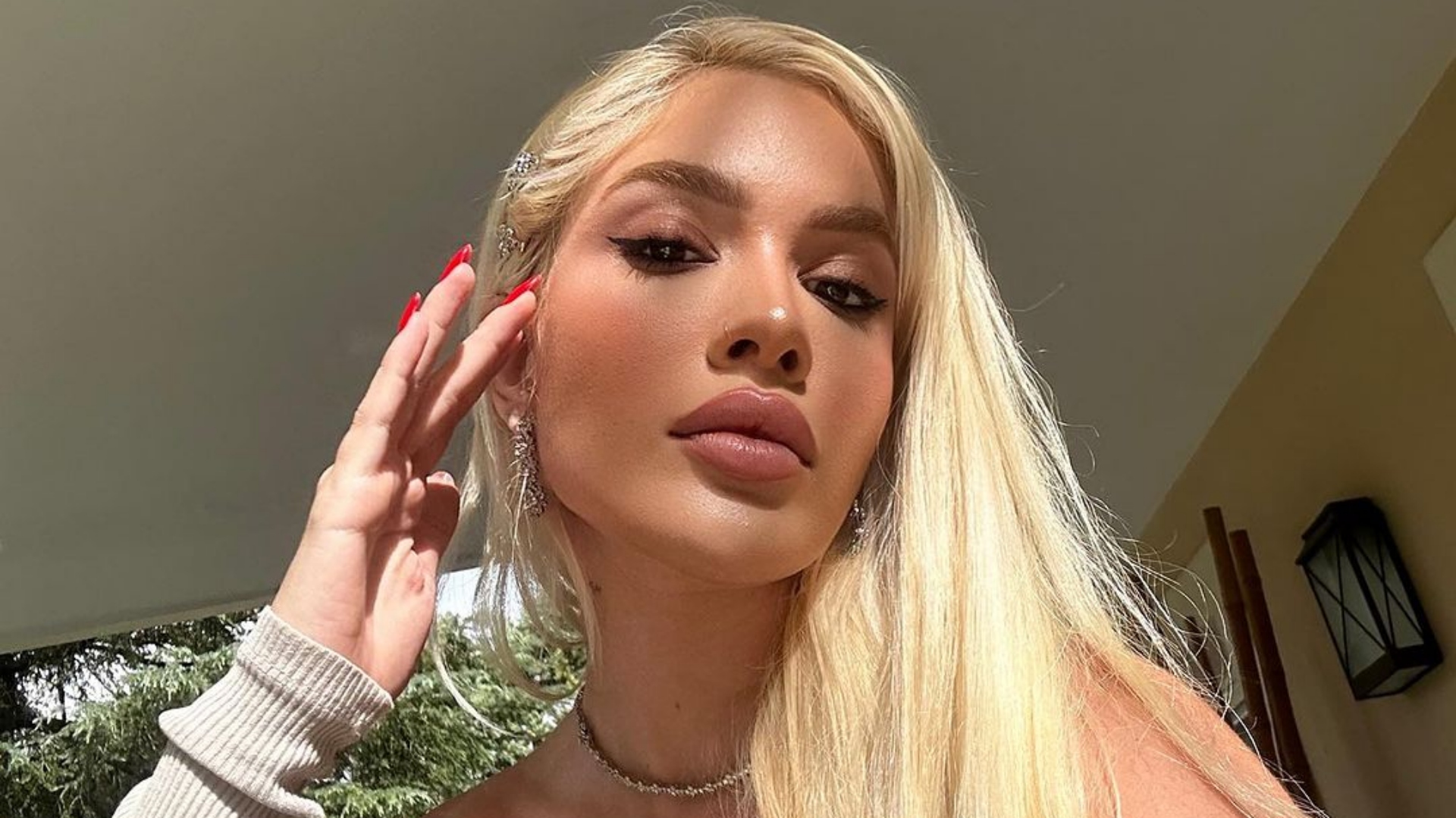 Karoline Lima posta nova foto, chama atenção por detalhe curioso e reage: ‘Passada’