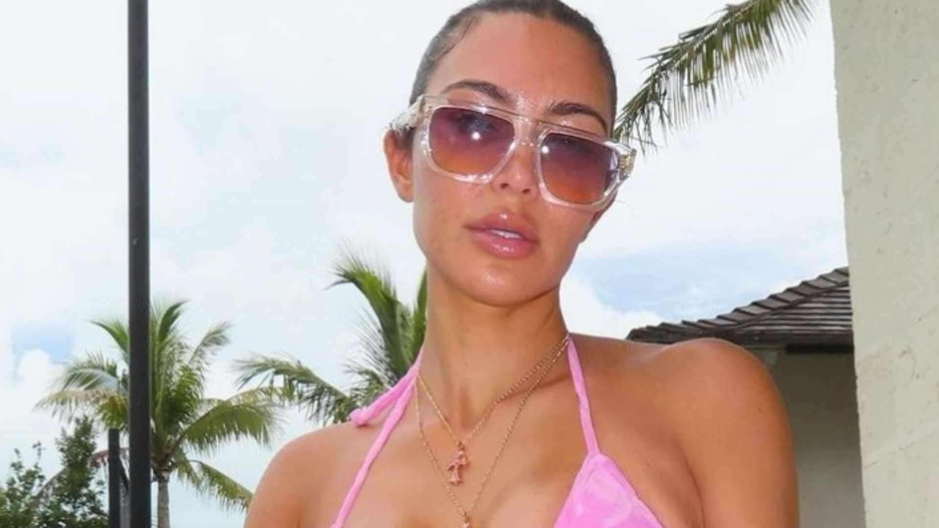 Em quadra de tênis, Kim Kardashian escandaliza ao se exibir com look de praia