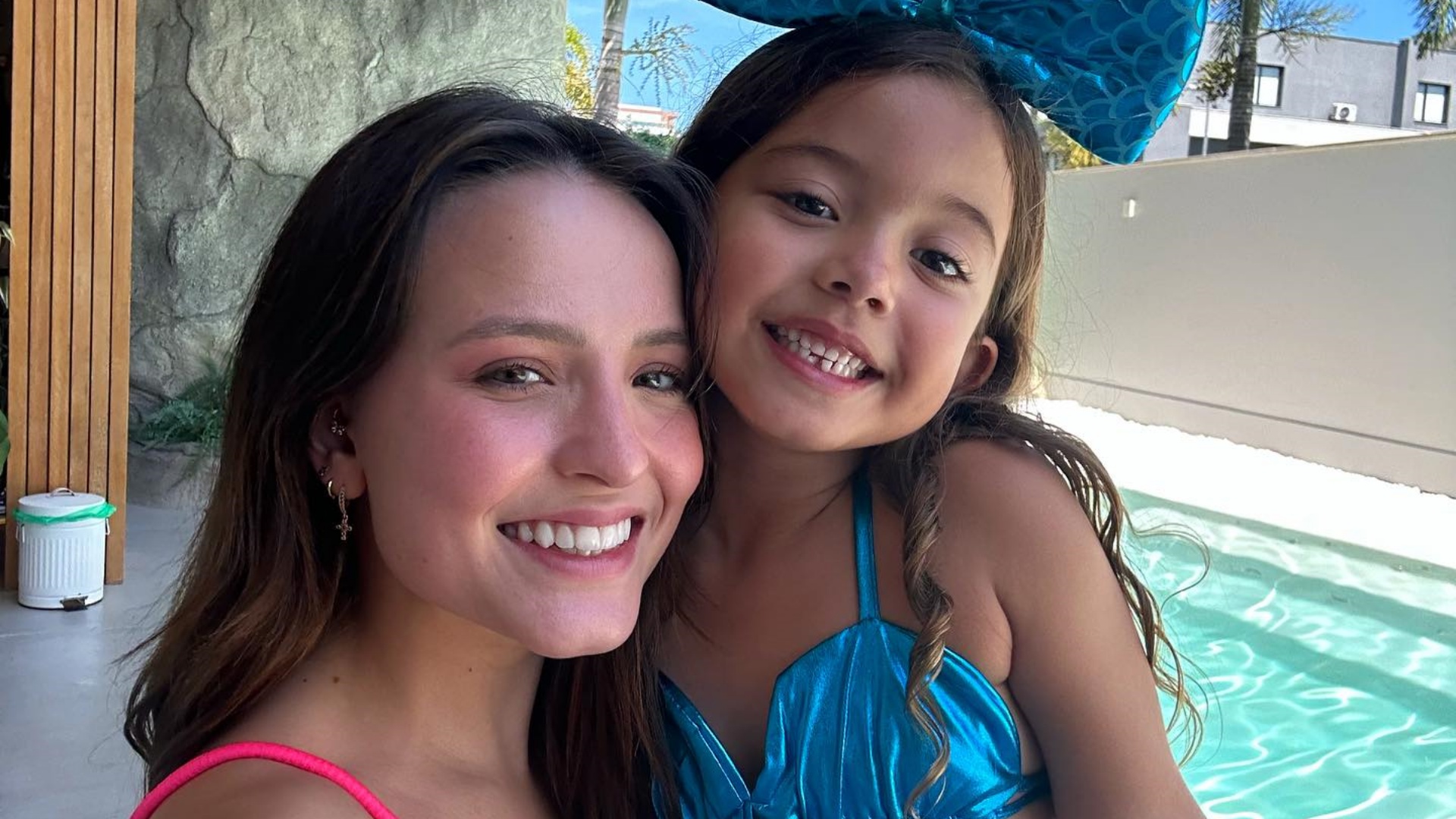 Com carta aberta, Larissa Manoela se declara no aniversário da afilhada