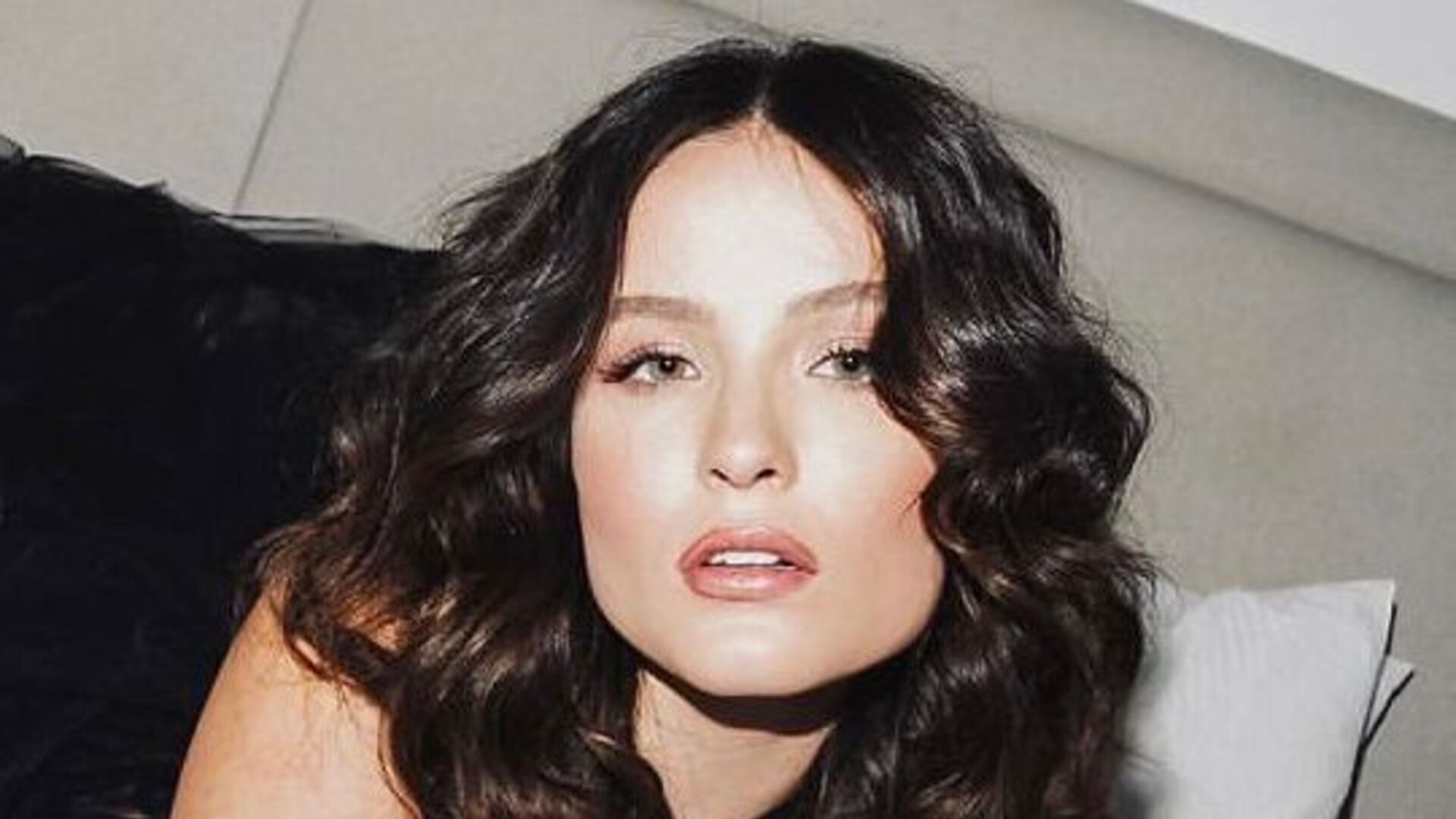 Em Paris, Larissa Manoela esbanja beleza ao posar com vestido luxuoso