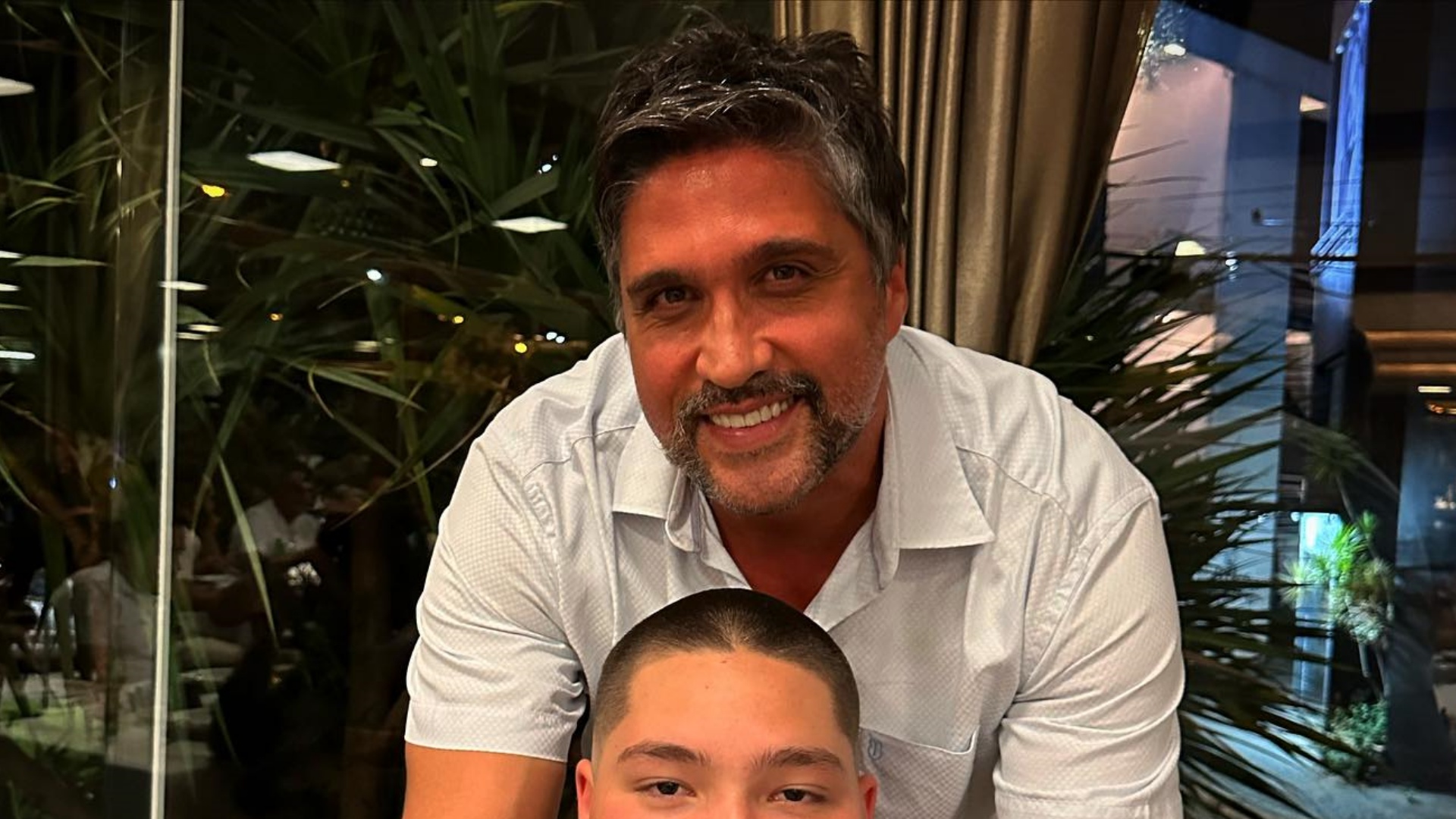 Leo Chaves posta clique raro com o filho e presta homenagem de aniversário