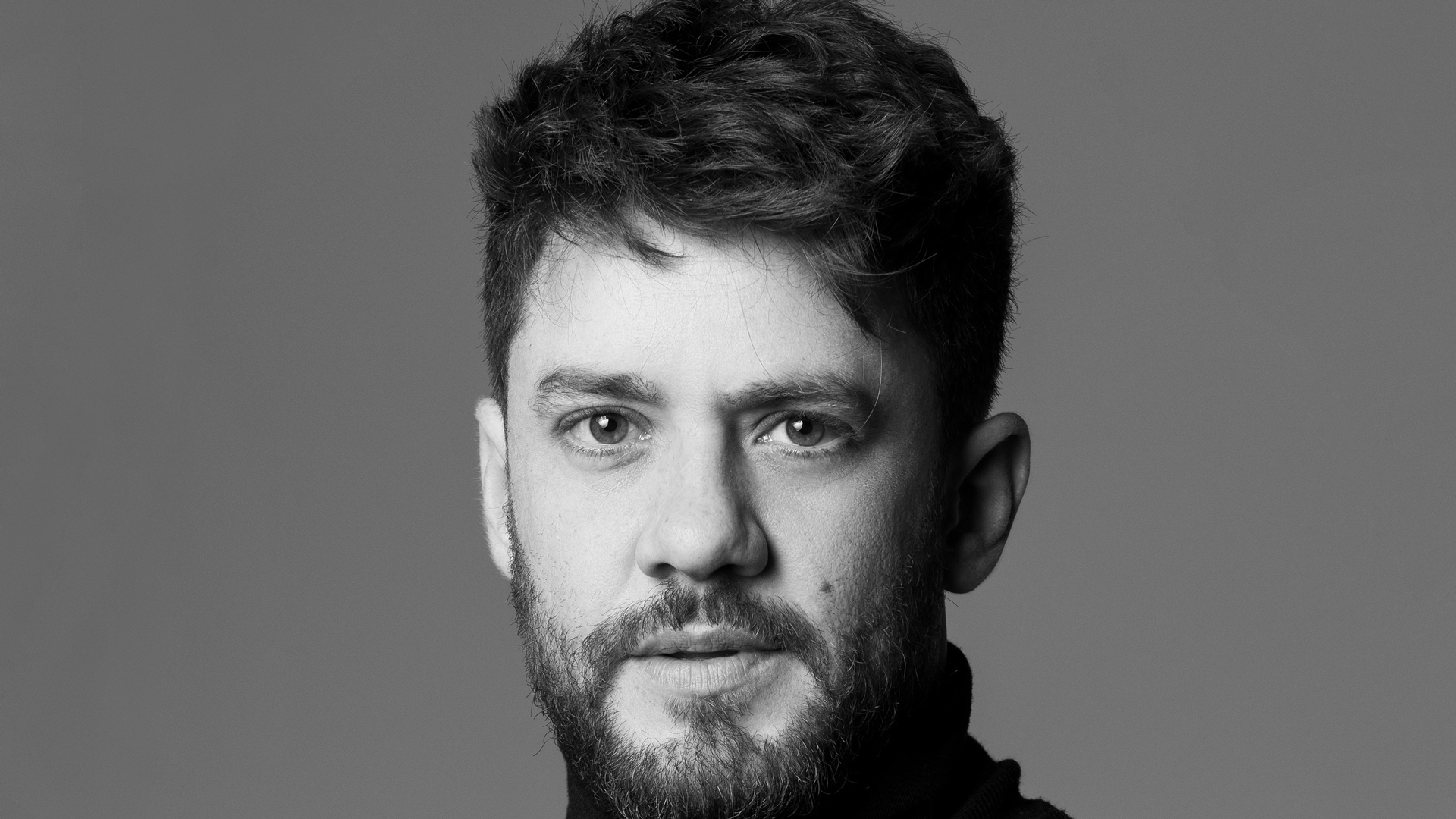 Leonardo Miggiorin encara personagem gay nos palcos sem bloqueios: ‘Com naturalidade’