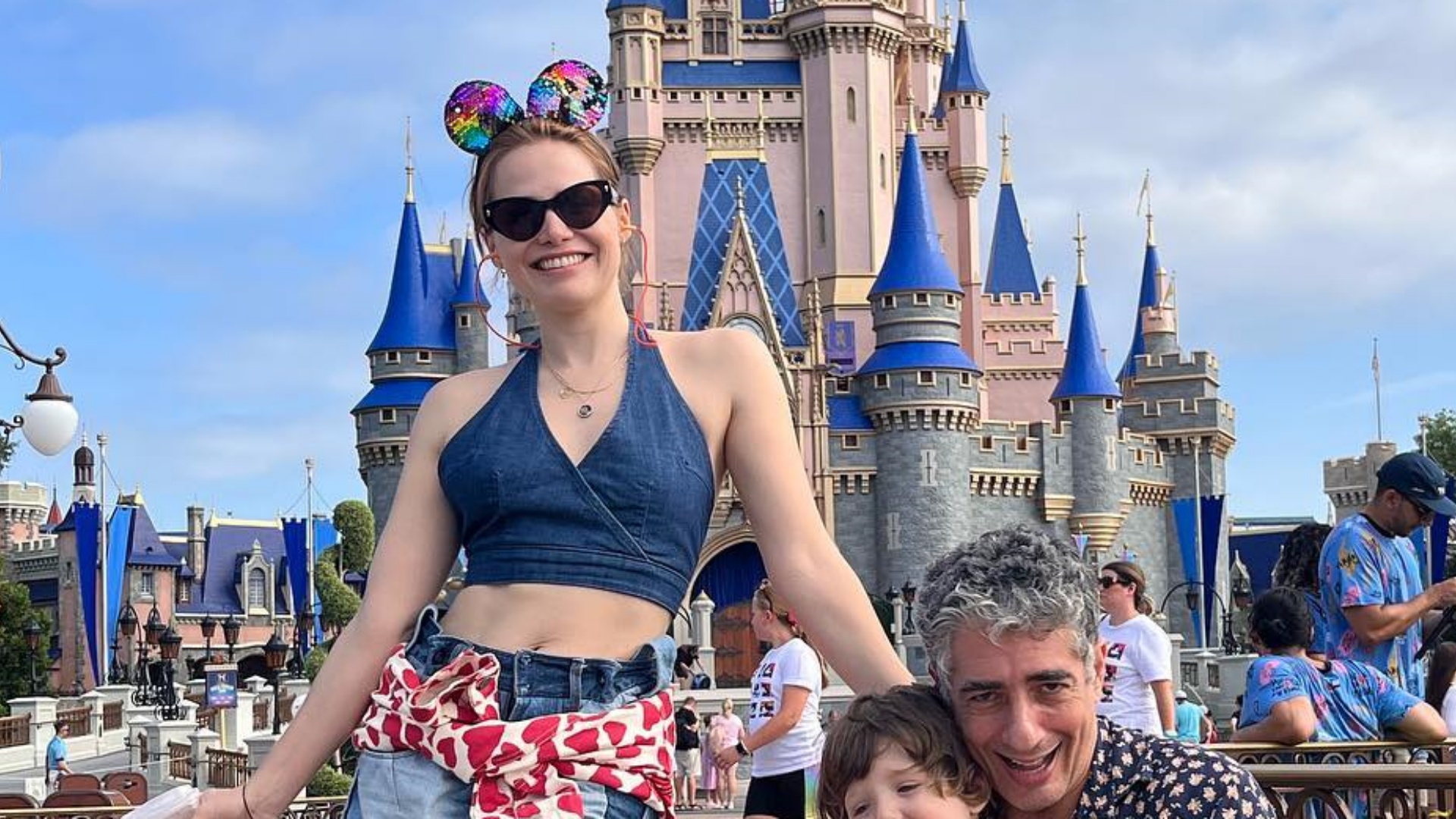 Leticia Colin curte dia em parque de diversões com o marido e o filho