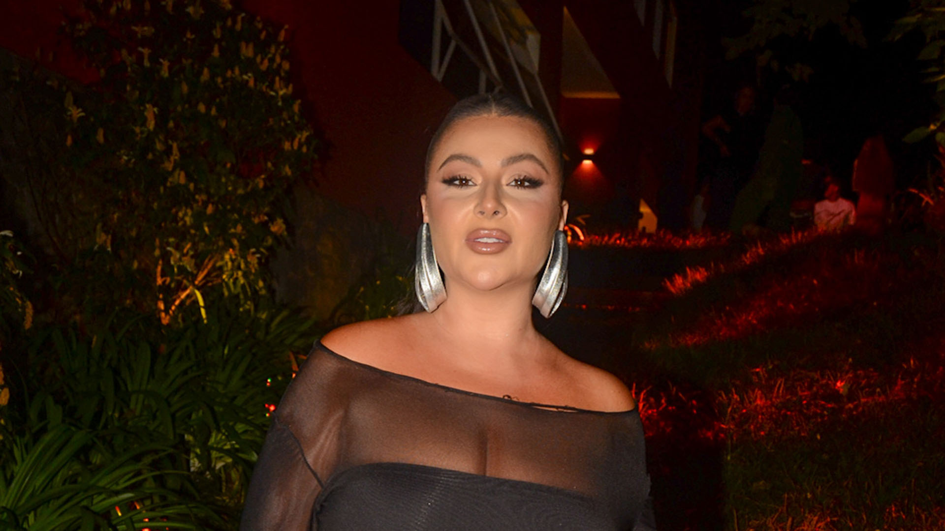 Integrante do Domingão com Huck, Letticia Munniz aposta em look com transparência