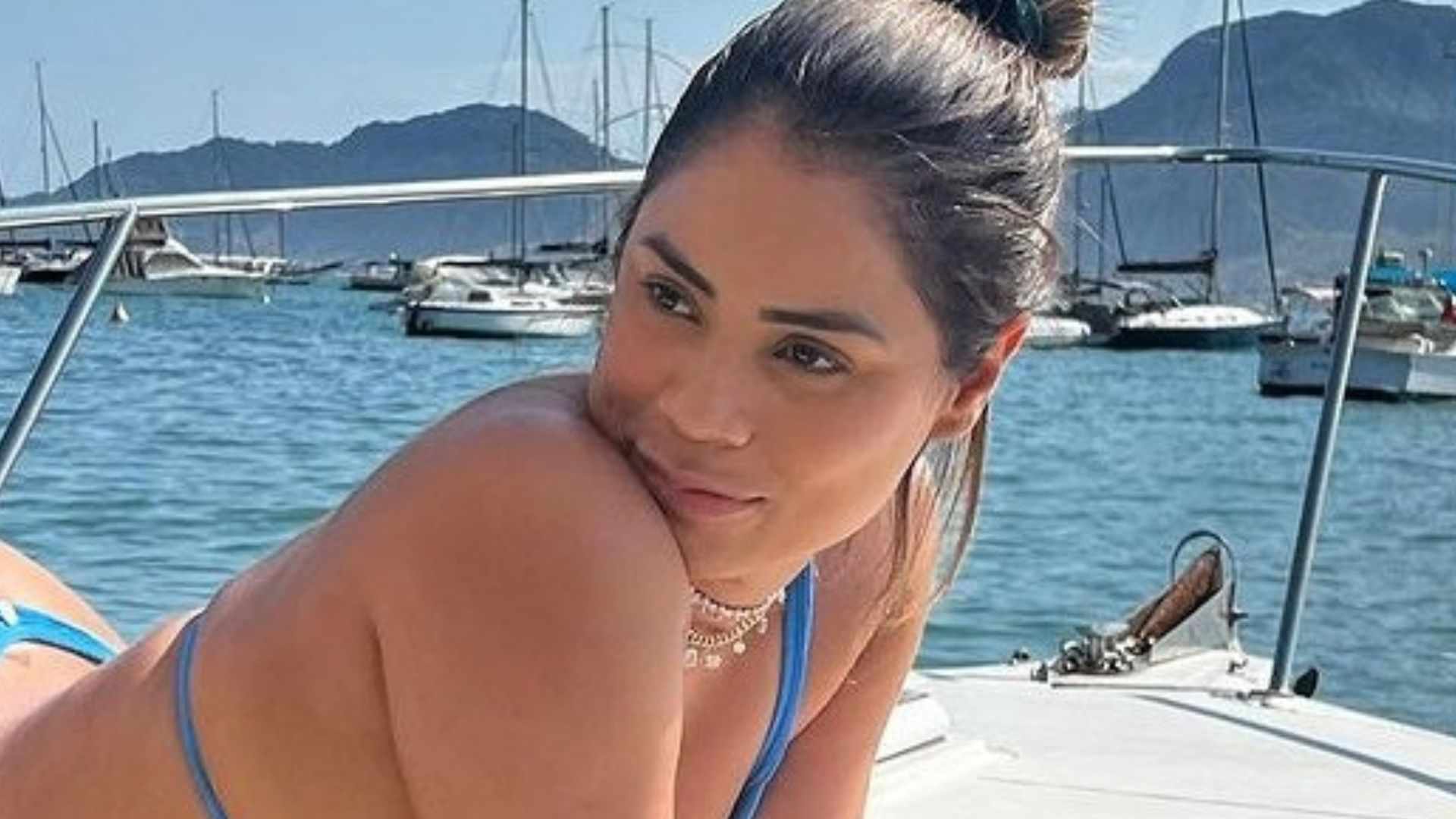 Solteira, Lexa ignora polêmica e ostenta corpaço: ”Achadas”