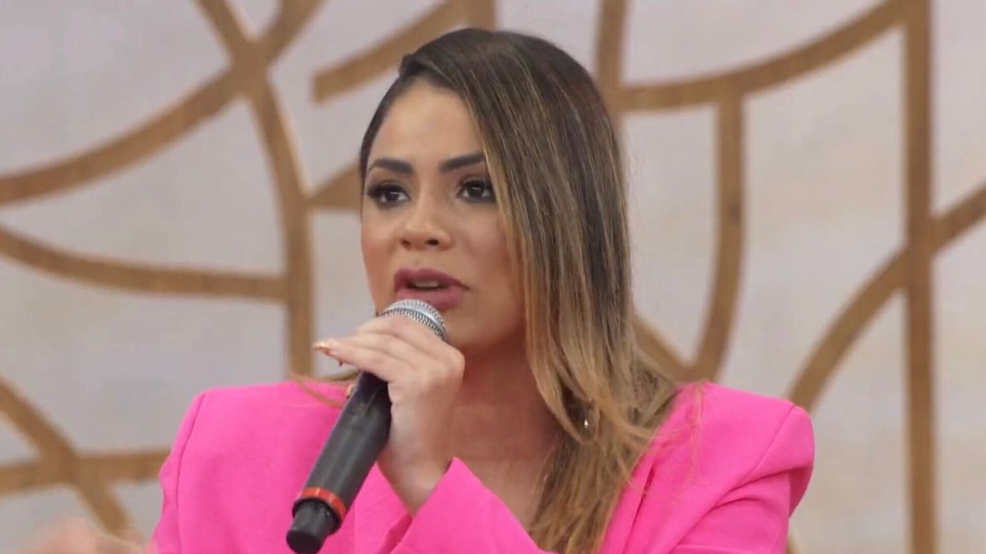 Lexa aposta em look vibrante para sua participação no “Encontro”