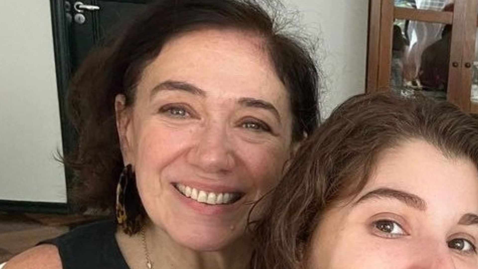 Com o marido, Lilia Cabral visita casa da filha e celebra nova fase da herdeira