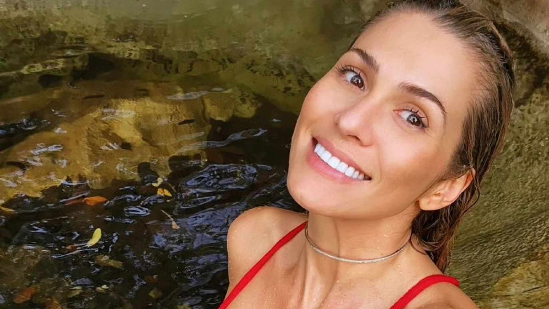 De vermelho, Lívia Andrade impacta com beleza natural em cachoeira: ”Paixão”
