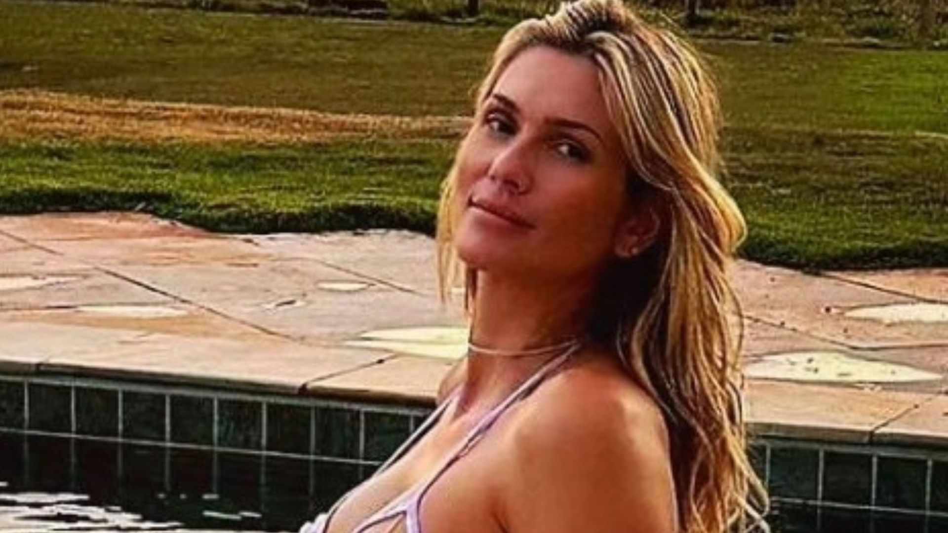 De roupa de banho transparente, Lívia Andrade esbanja beleza na piscina: ”Sabe ser linda”