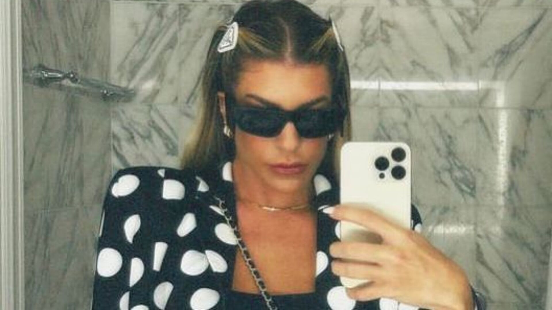 Lore Improta esbanja estilo com look de “bolinhas” em Los Angeles
