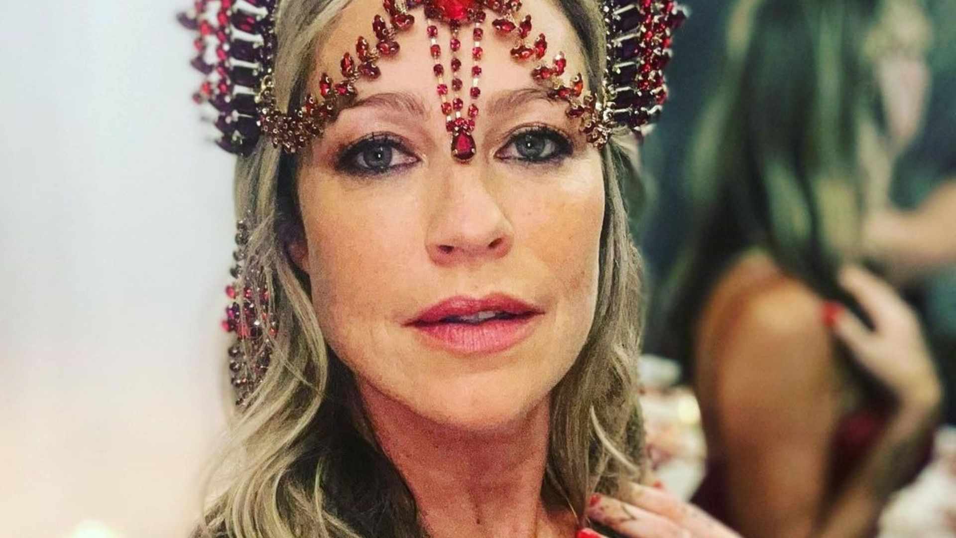 De camisola? Luana Piovani comemora aniversário de 47 anos: ”Saco cheio”