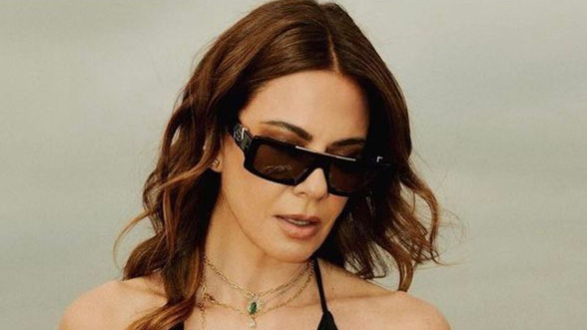 Luciana Gimenez surpreende ao posar com look decotadíssimo para novas fotos