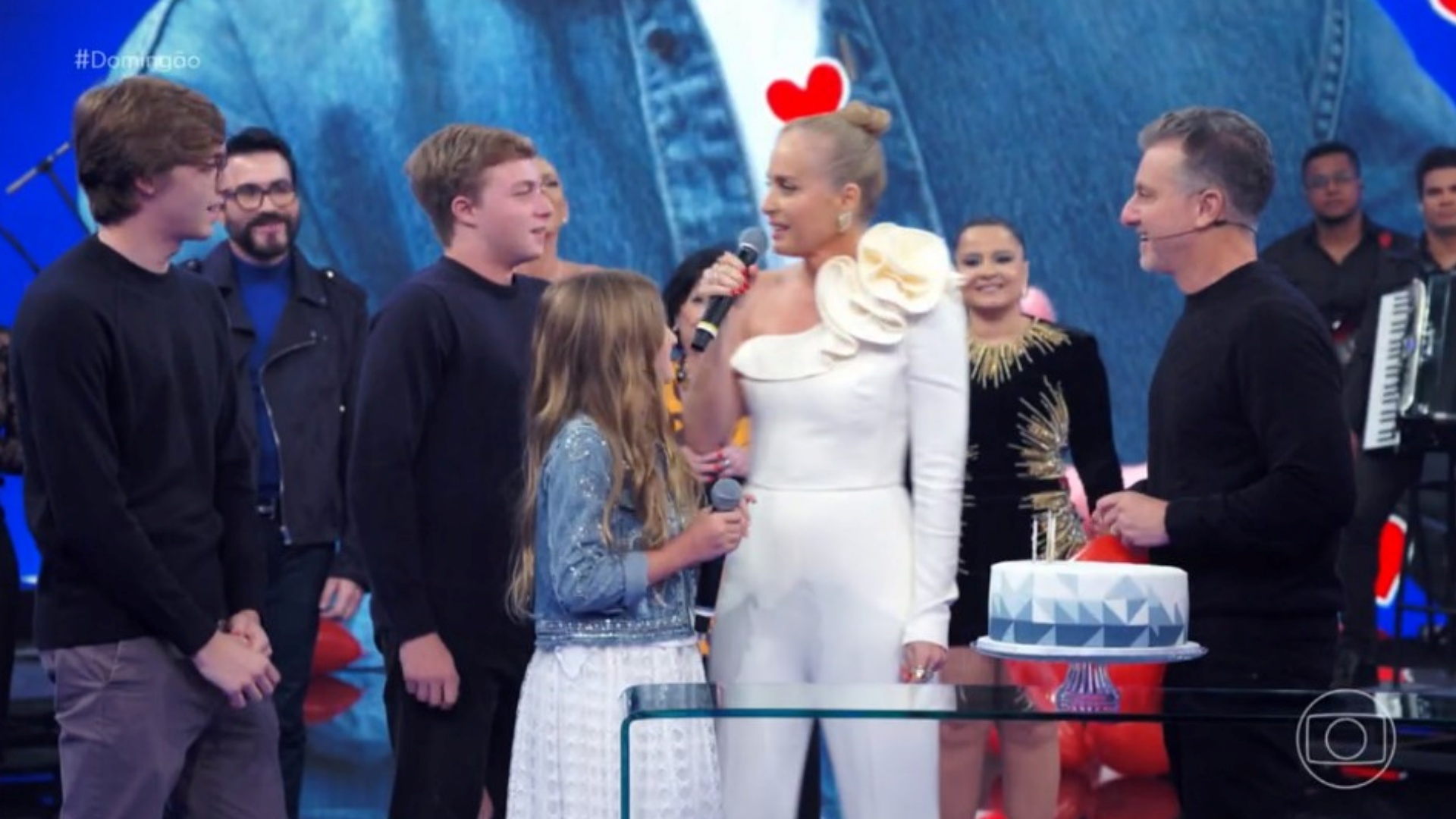 Luciano Huck é surpreendido pela família no ‘Domingão’