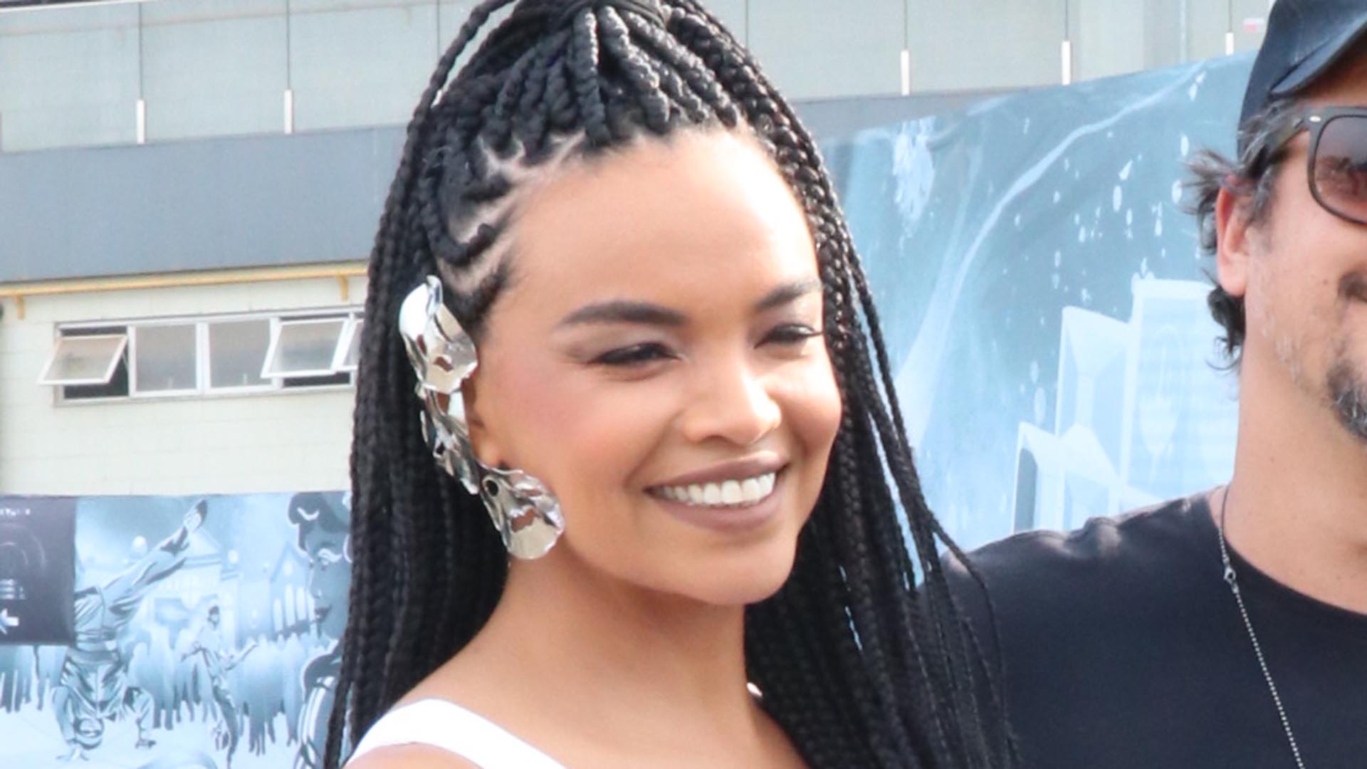 Lucy Ramos surge aos beijos com o marido em festival de música
