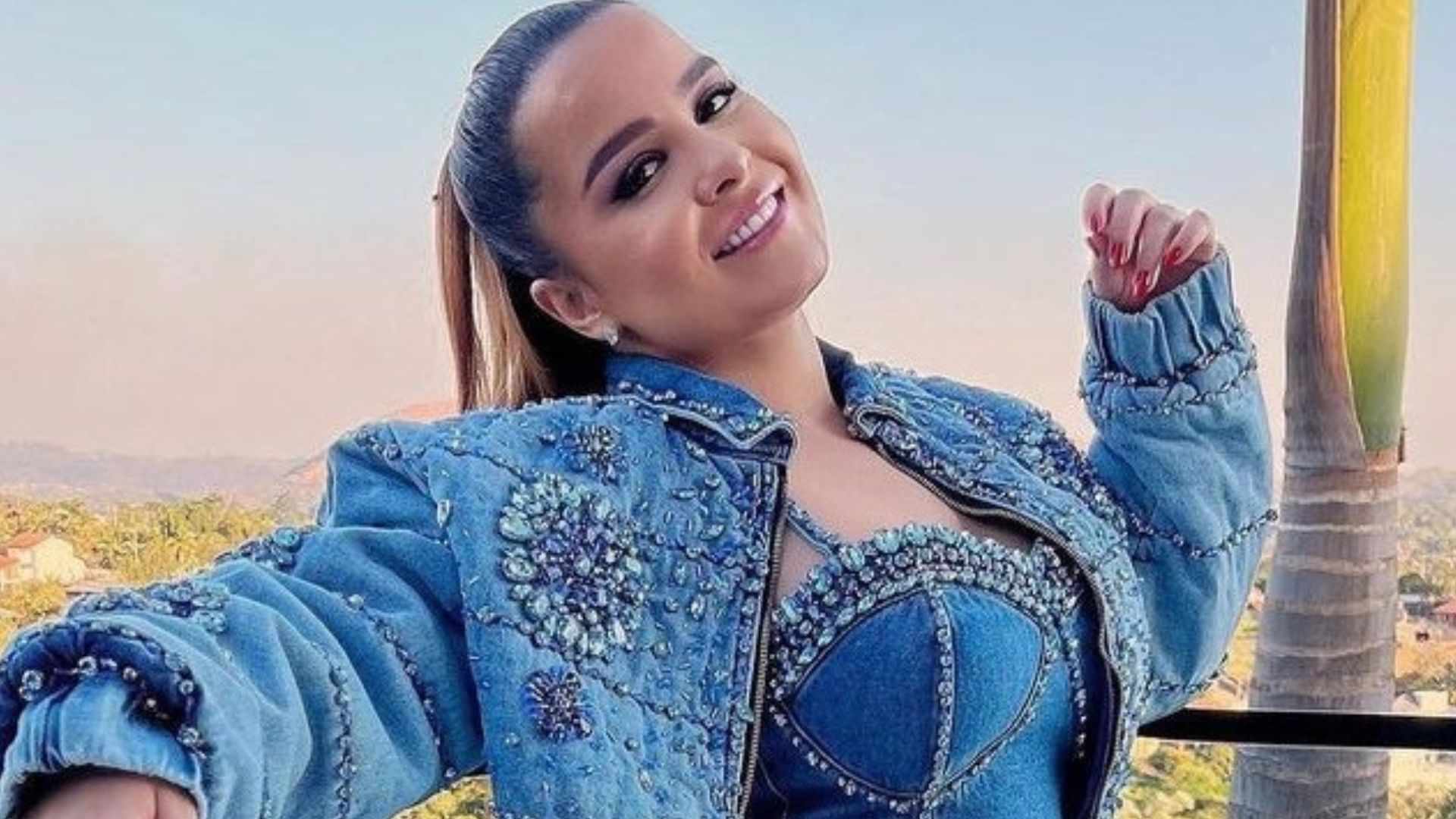 De shortinhos jeans, Maiara coloca pernões para jogo: ”Muito gata”
