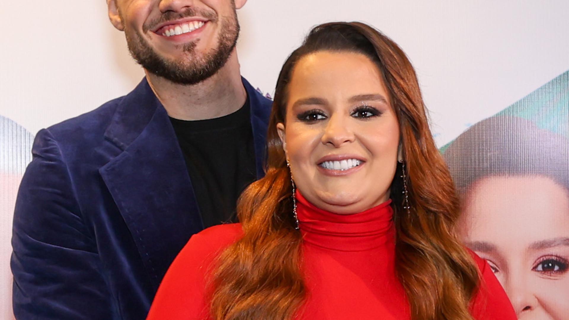 Maiara surge agarradinha com seu namorado em evento